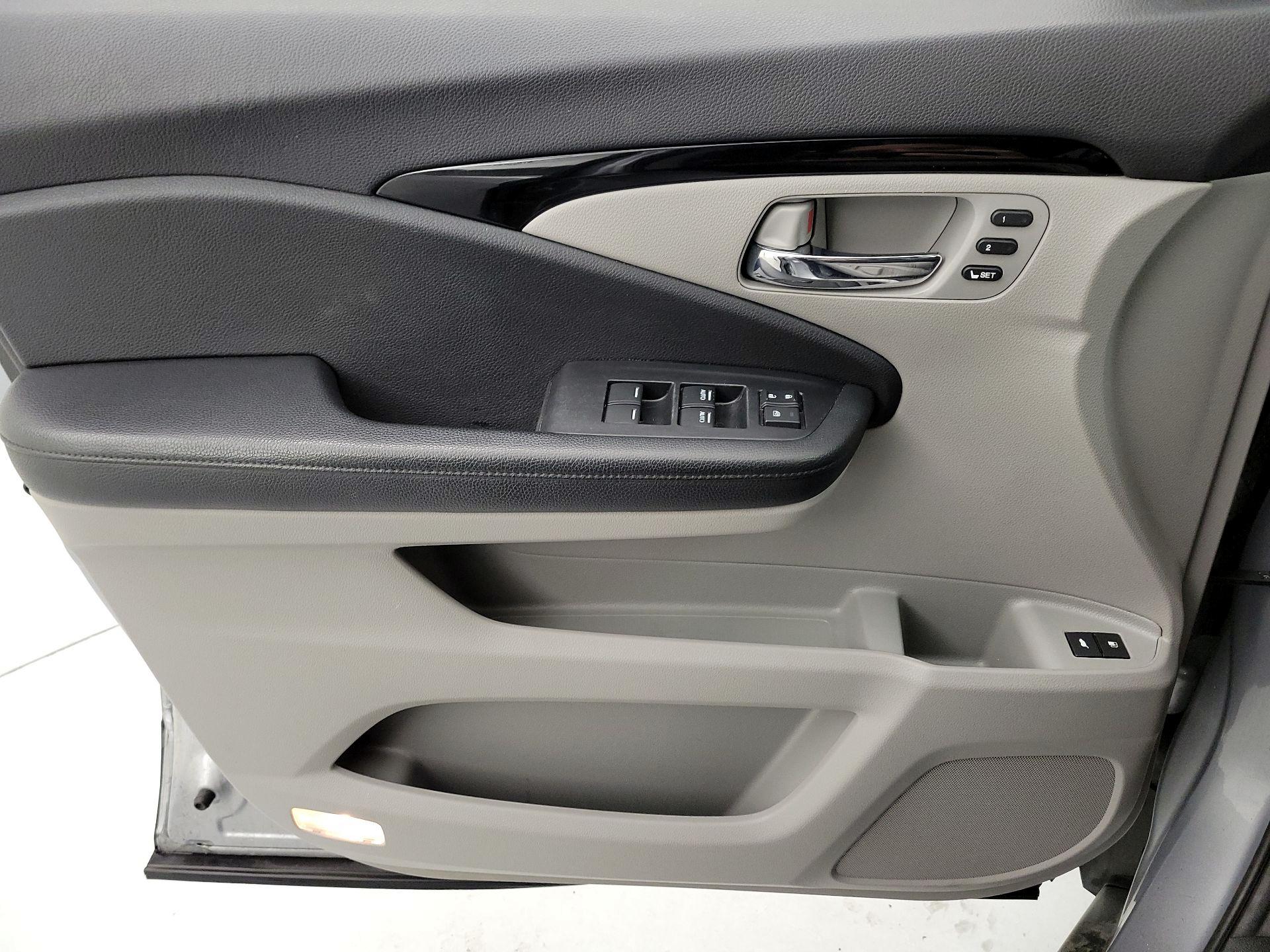 Thumbnail: 2019 Honda Pilot - 12