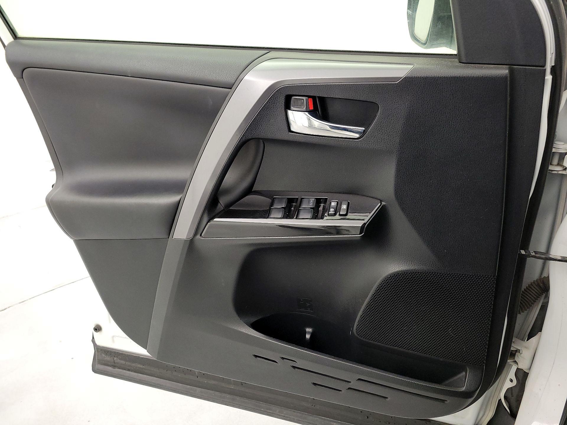 Thumbnail: 2016 Toyota RAV4 - 12