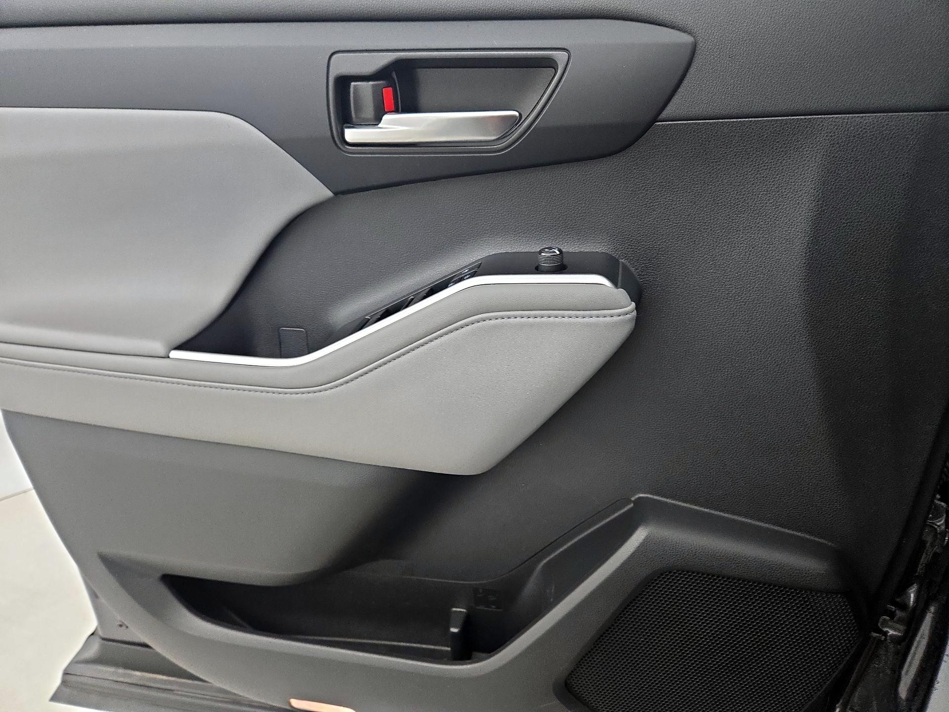 Thumbnail: 2022 Toyota Highlander - 12