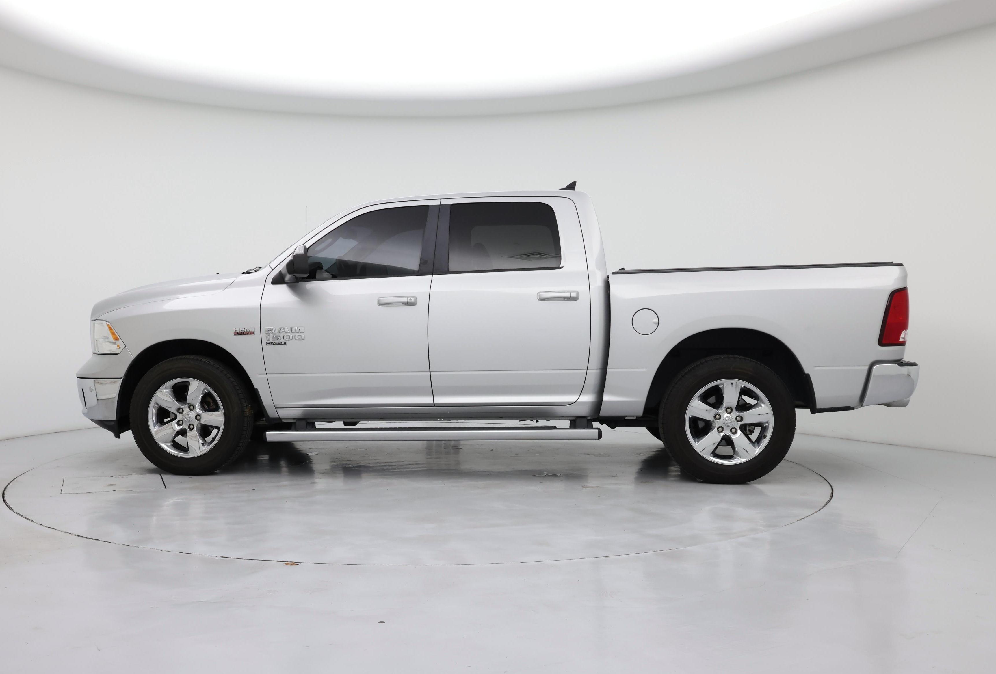 Thumbnail: 2019 RAM 1500 Classic - 3