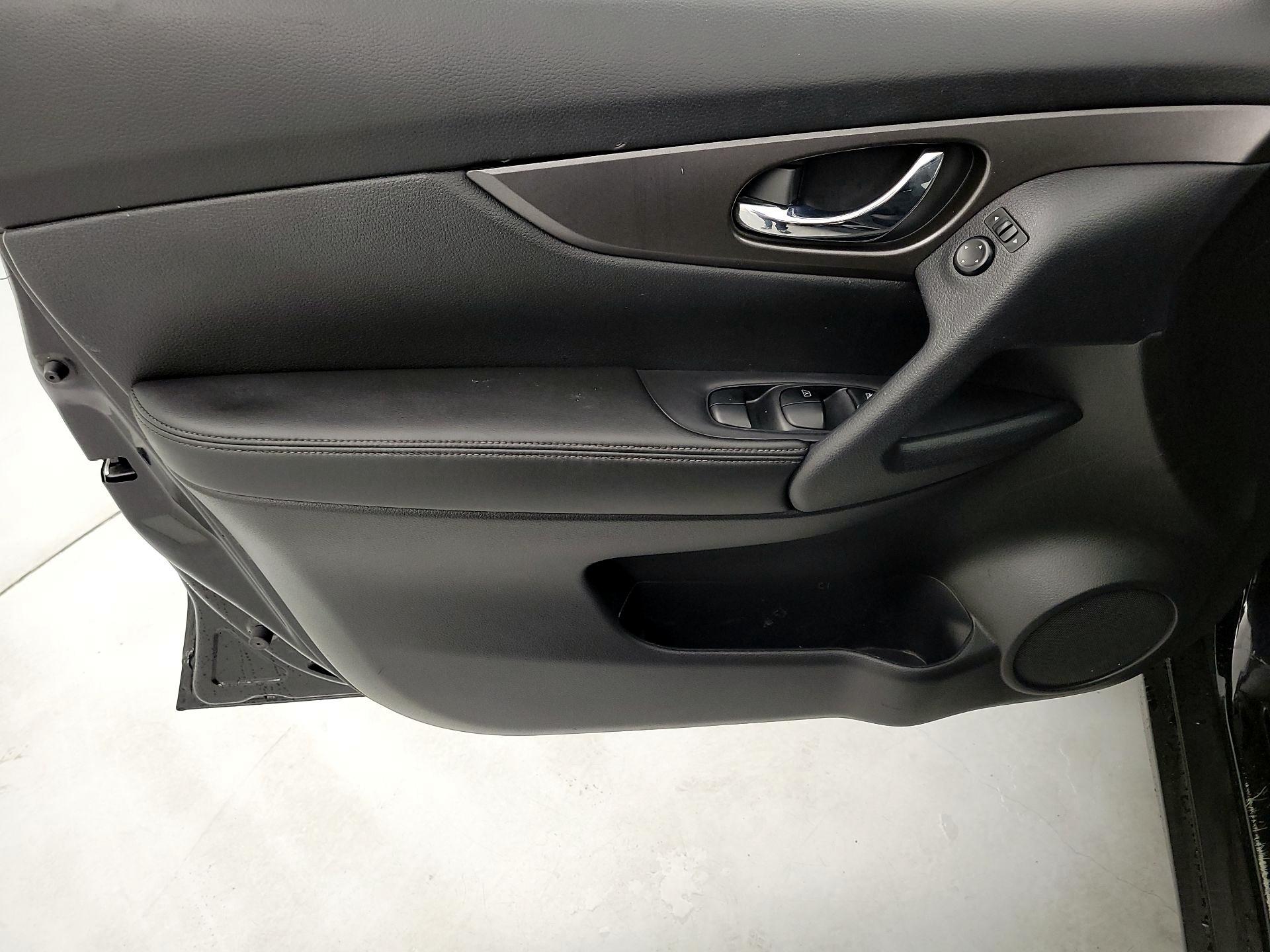 Thumbnail: 2015 Nissan Rogue - 12