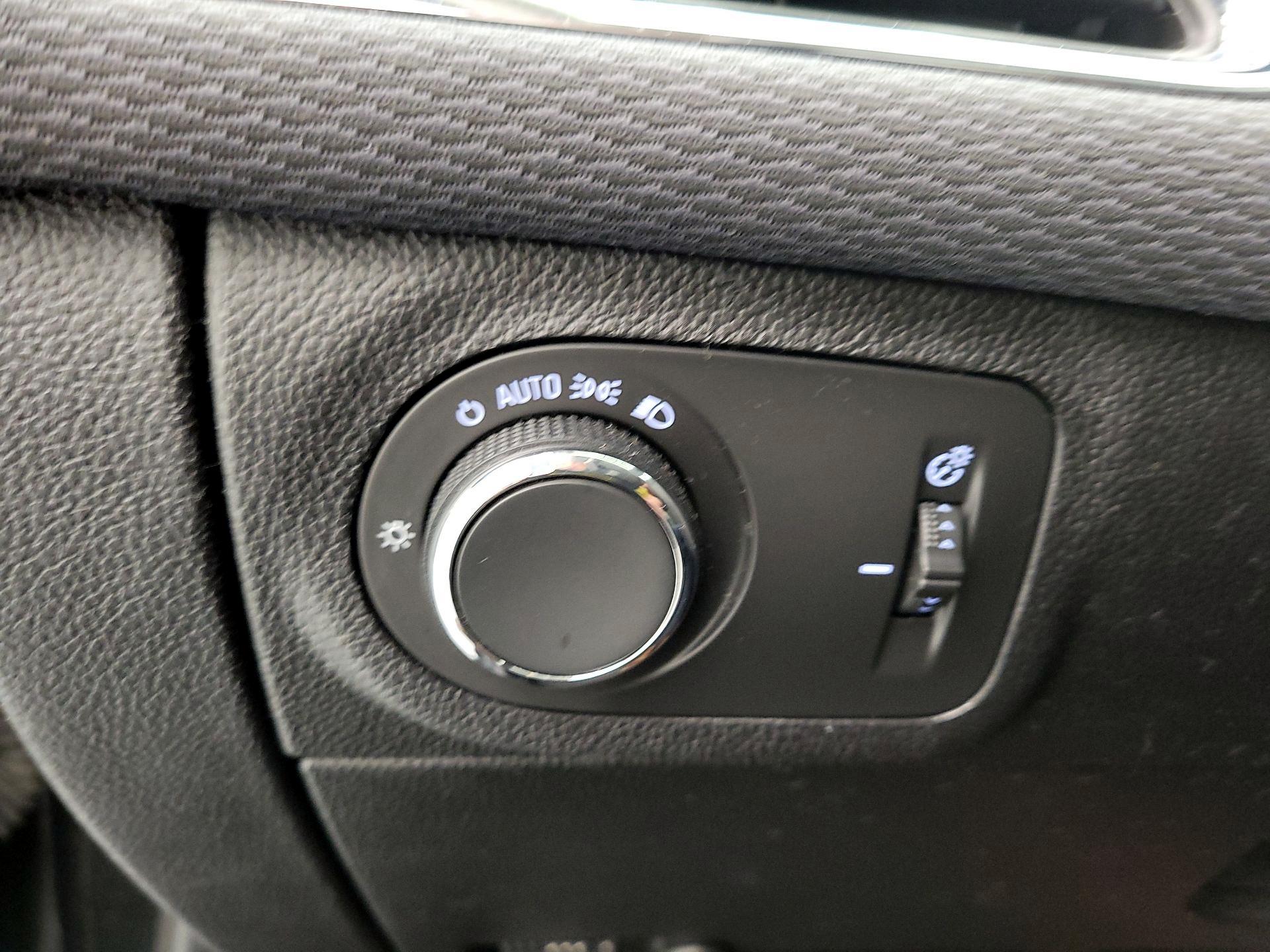 Thumbnail: 2018 Chevrolet Cruze - 13