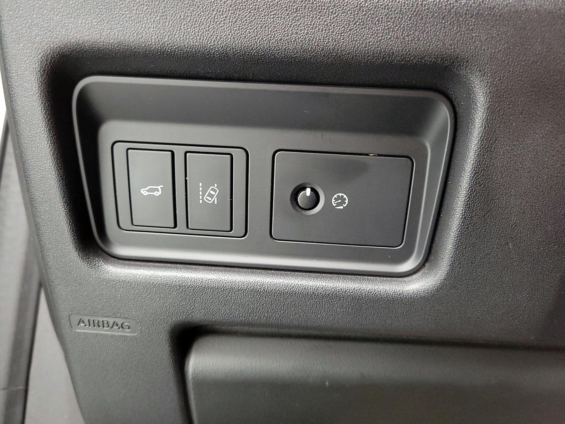 Thumbnail: 2018 Land Rover Discovery Sport - 13