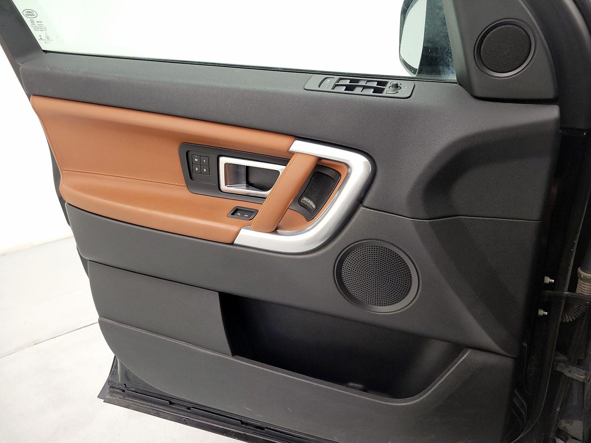 Thumbnail: 2017 Land Rover Discovery Sport - 12