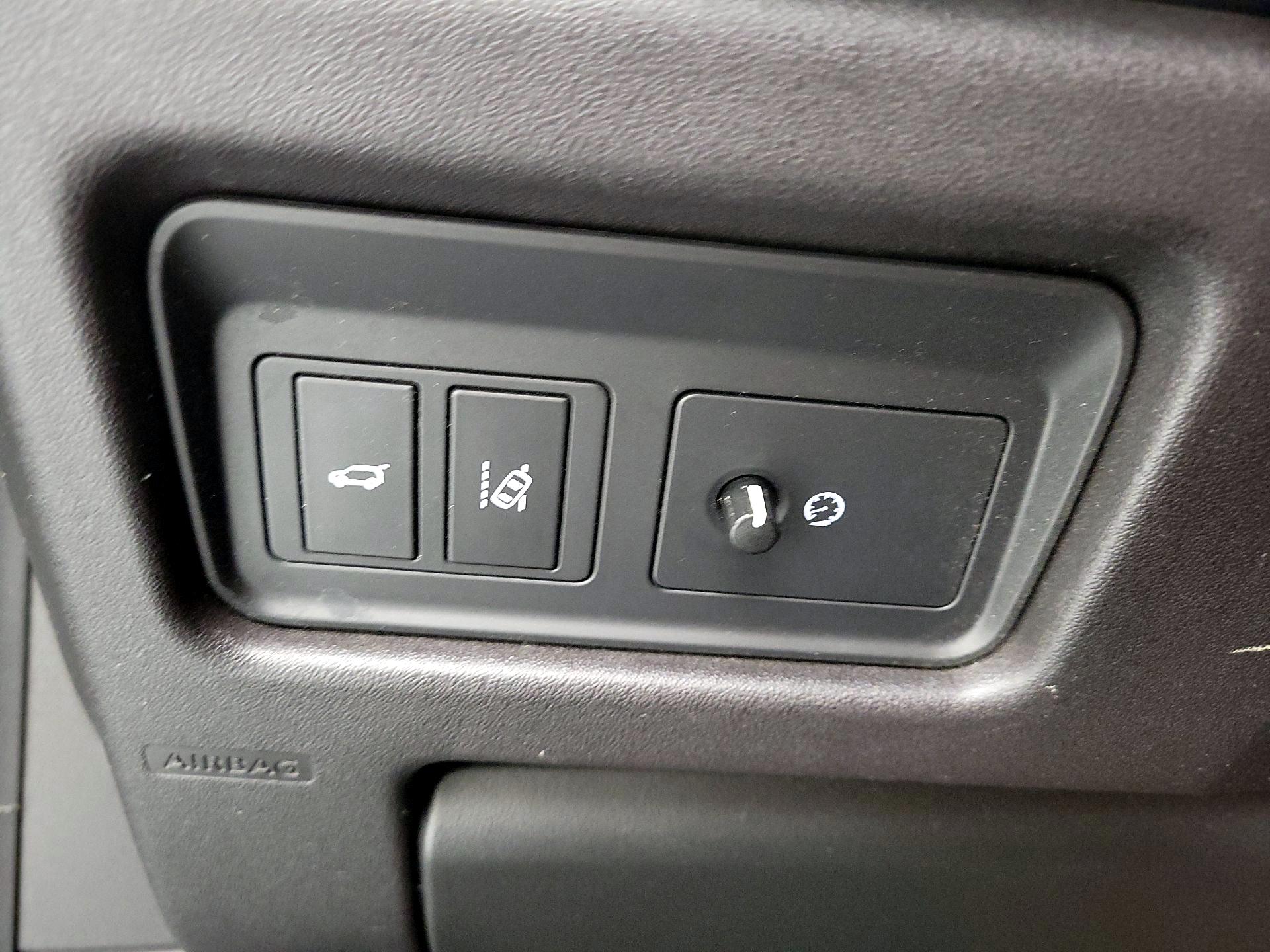 Thumbnail: 2017 Land Rover Discovery Sport - 13