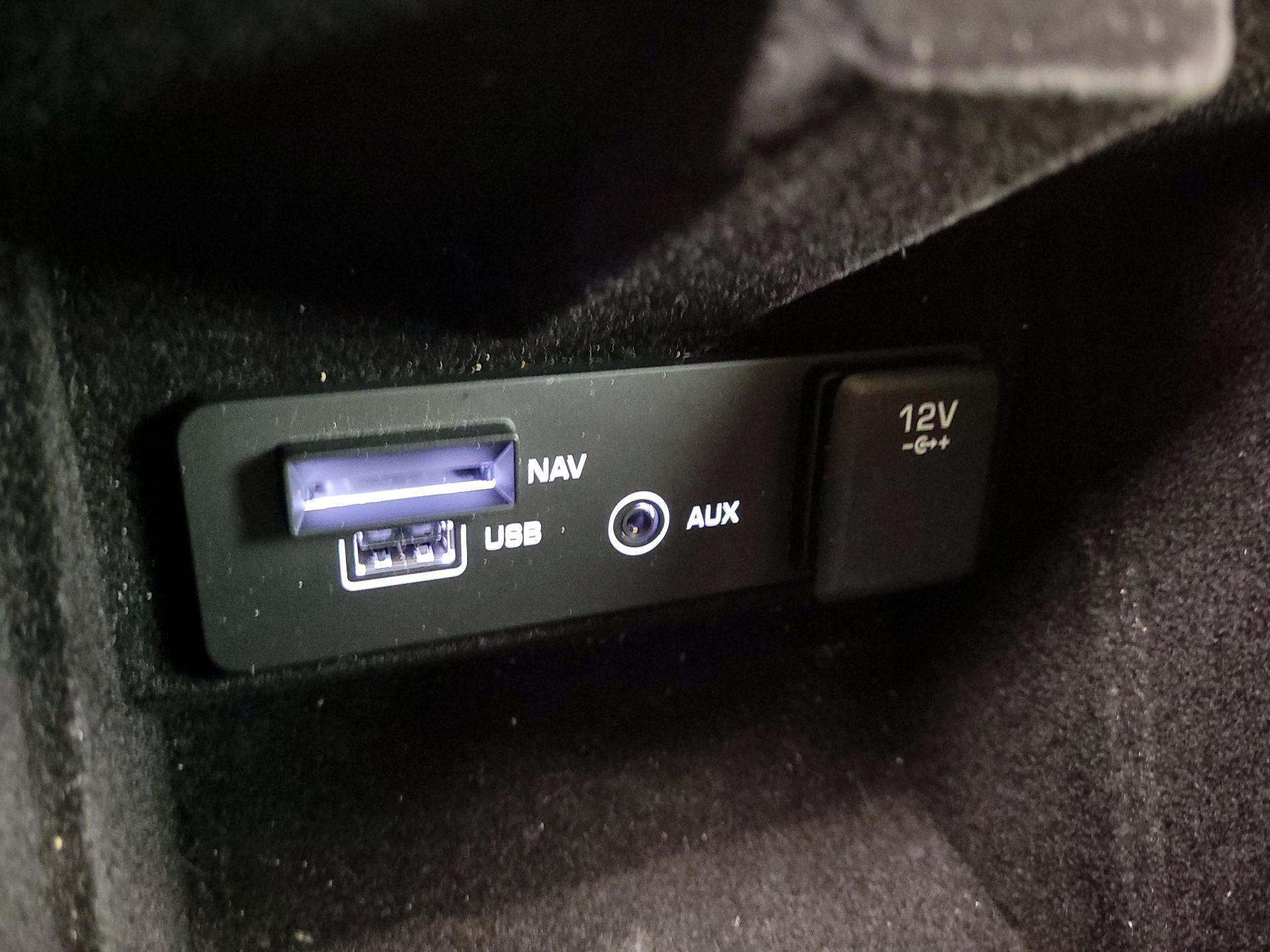 Thumbnail: 2017 Land Rover Discovery Sport - 18