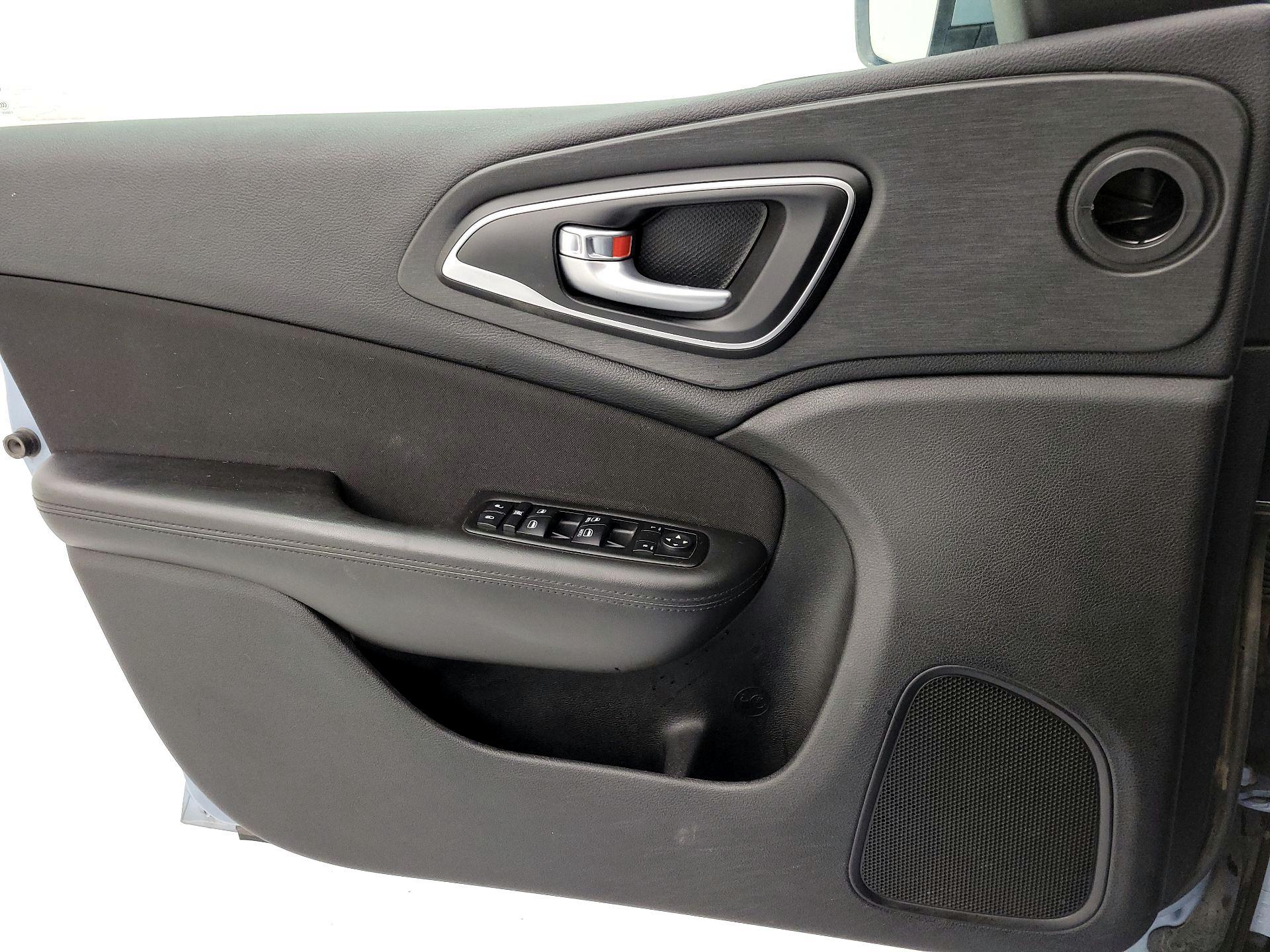 Thumbnail: 2015 Chrysler 200 - 12