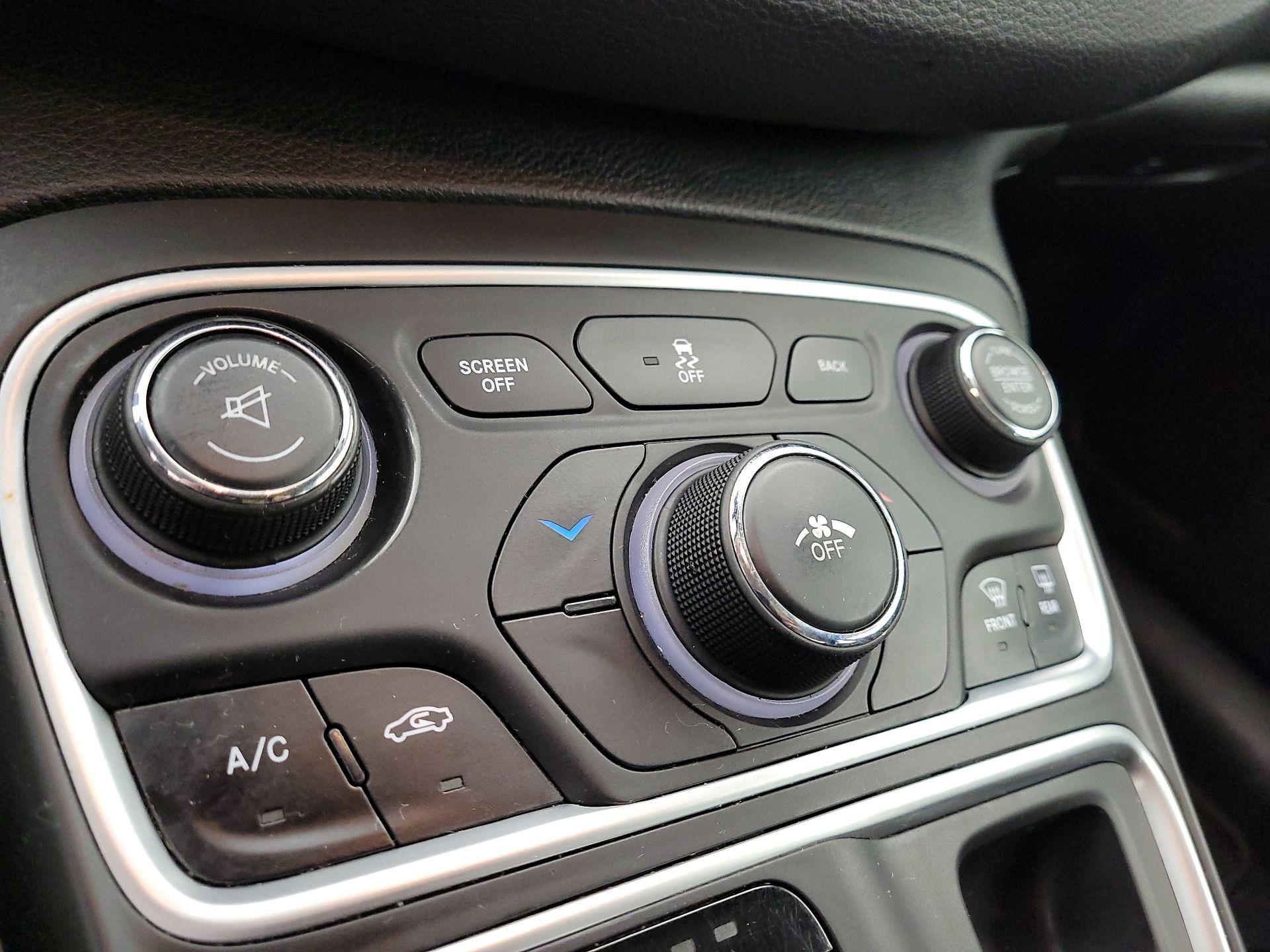 Thumbnail: 2015 Chrysler 200 - 16