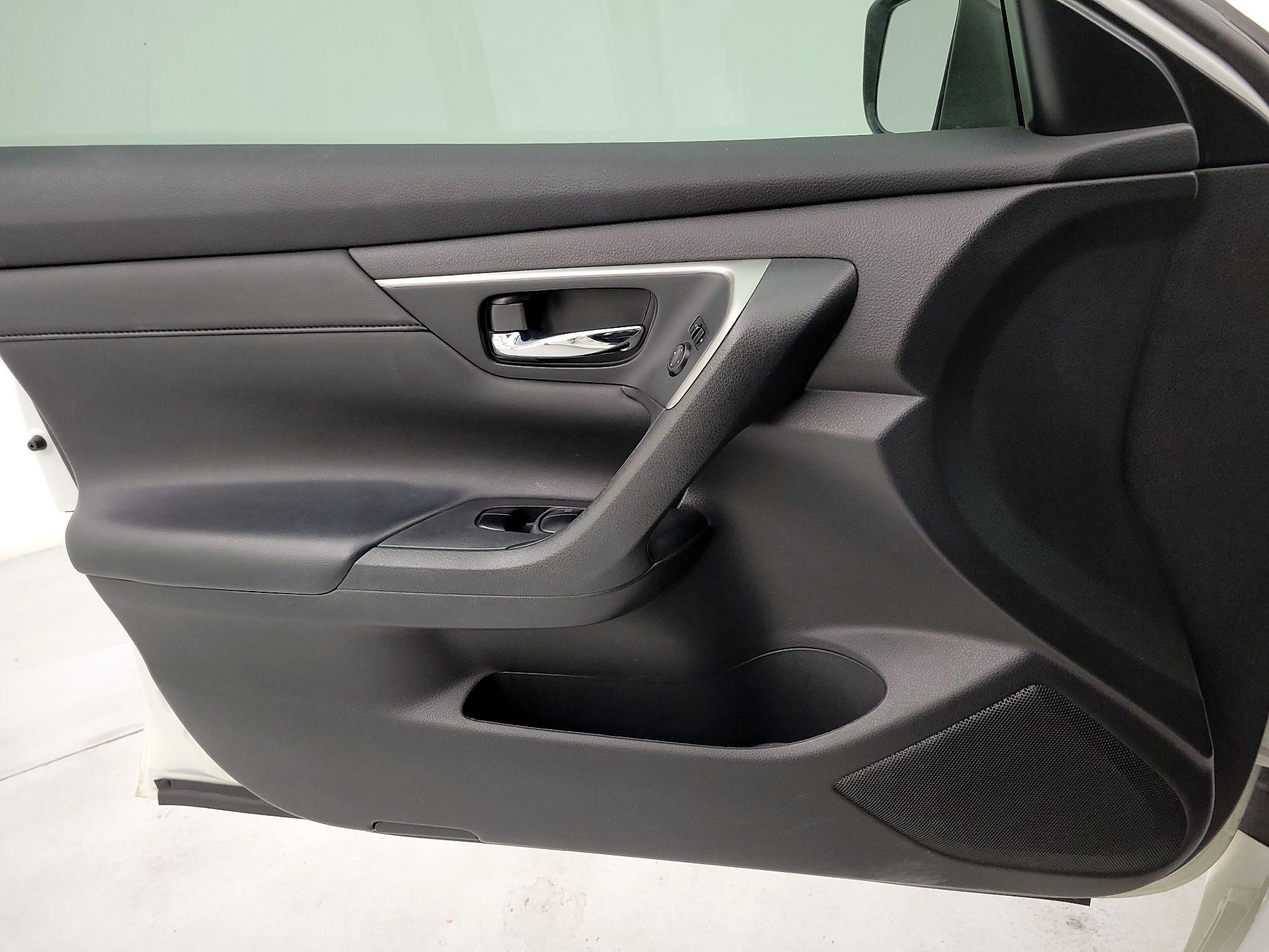 Thumbnail: 2015 Nissan Altima - 12