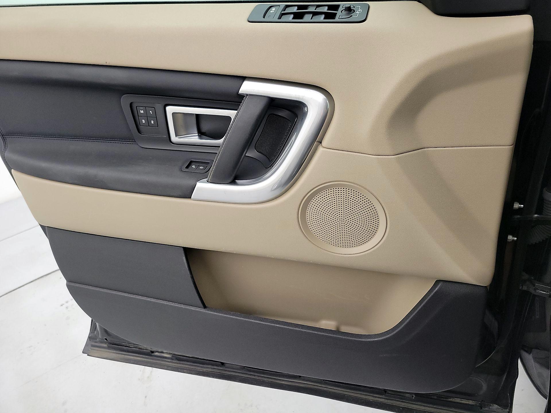 Thumbnail: 2016 Land Rover Discovery Sport - 12