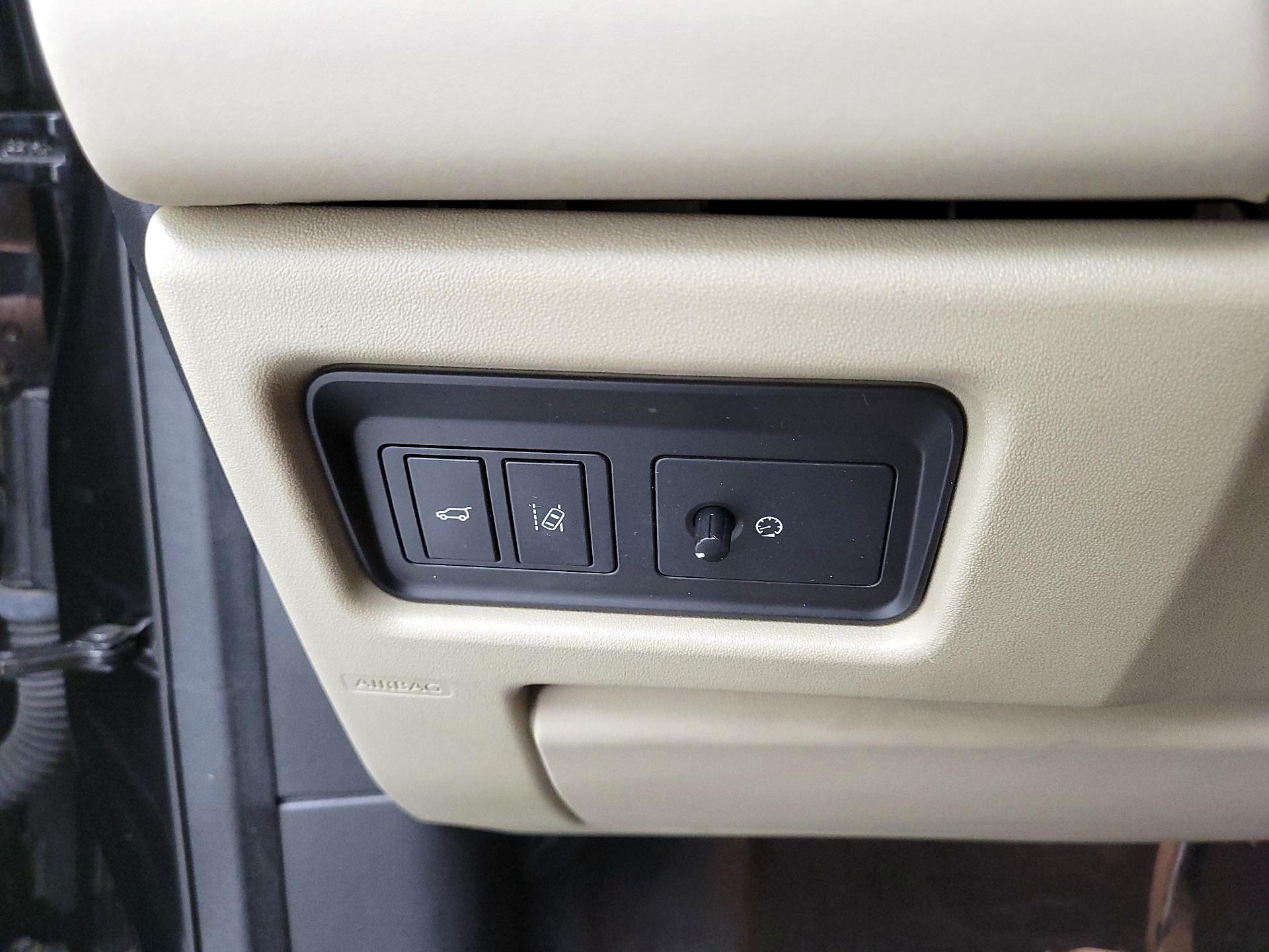 Thumbnail: 2016 Land Rover Discovery Sport - 13