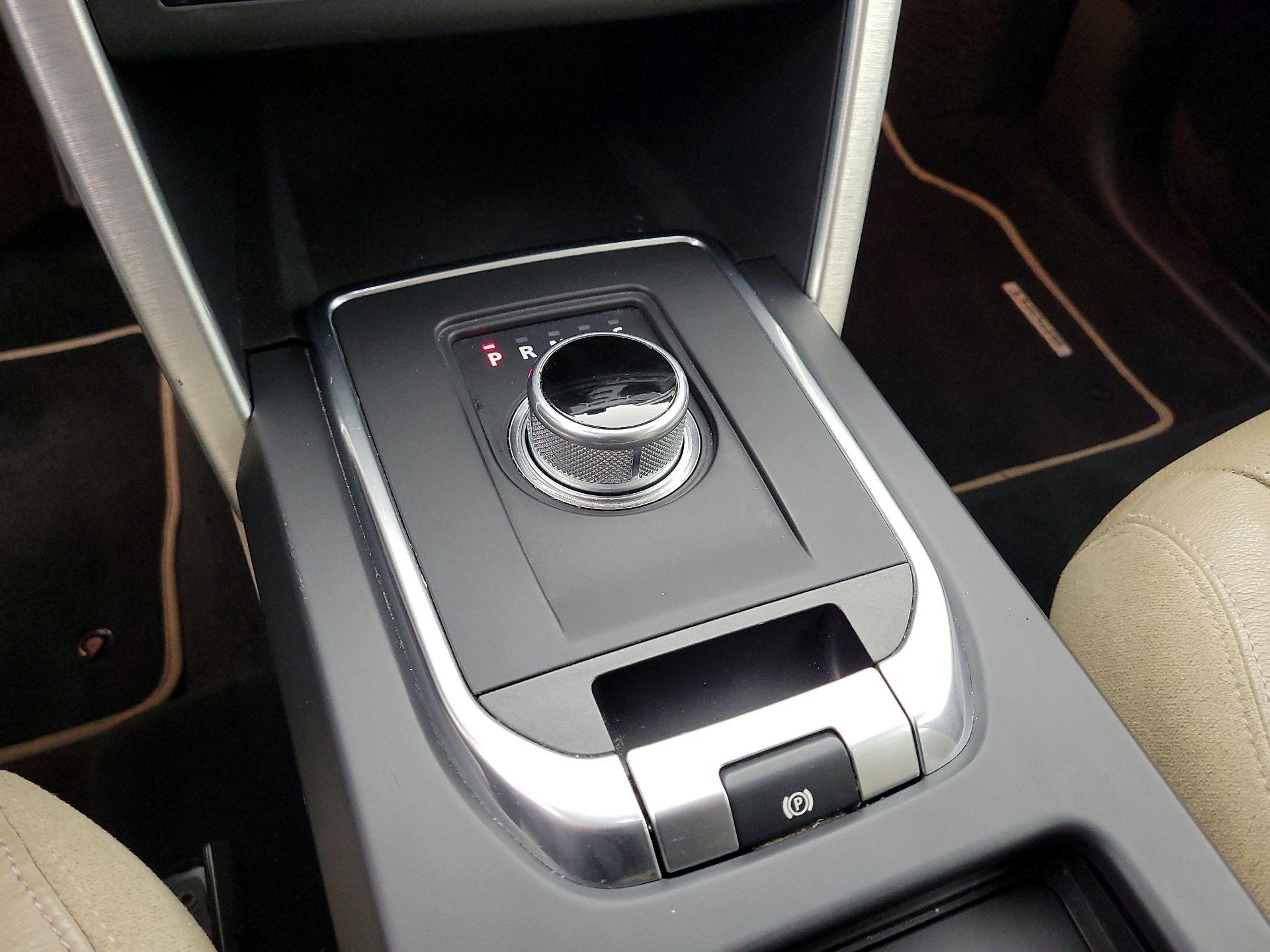 Thumbnail: 2016 Land Rover Discovery Sport - 18