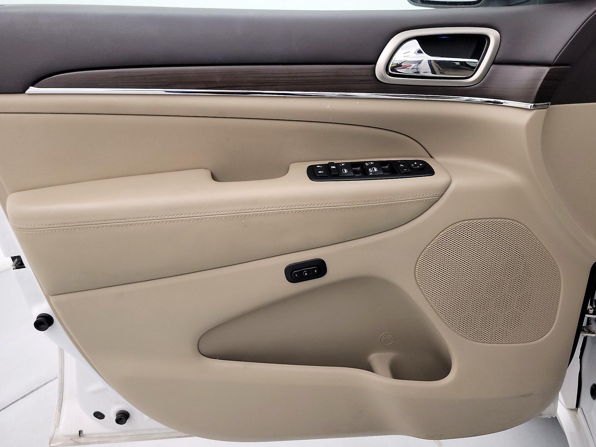 Thumbnail: 2016 Jeep Grand Cherokee - 12