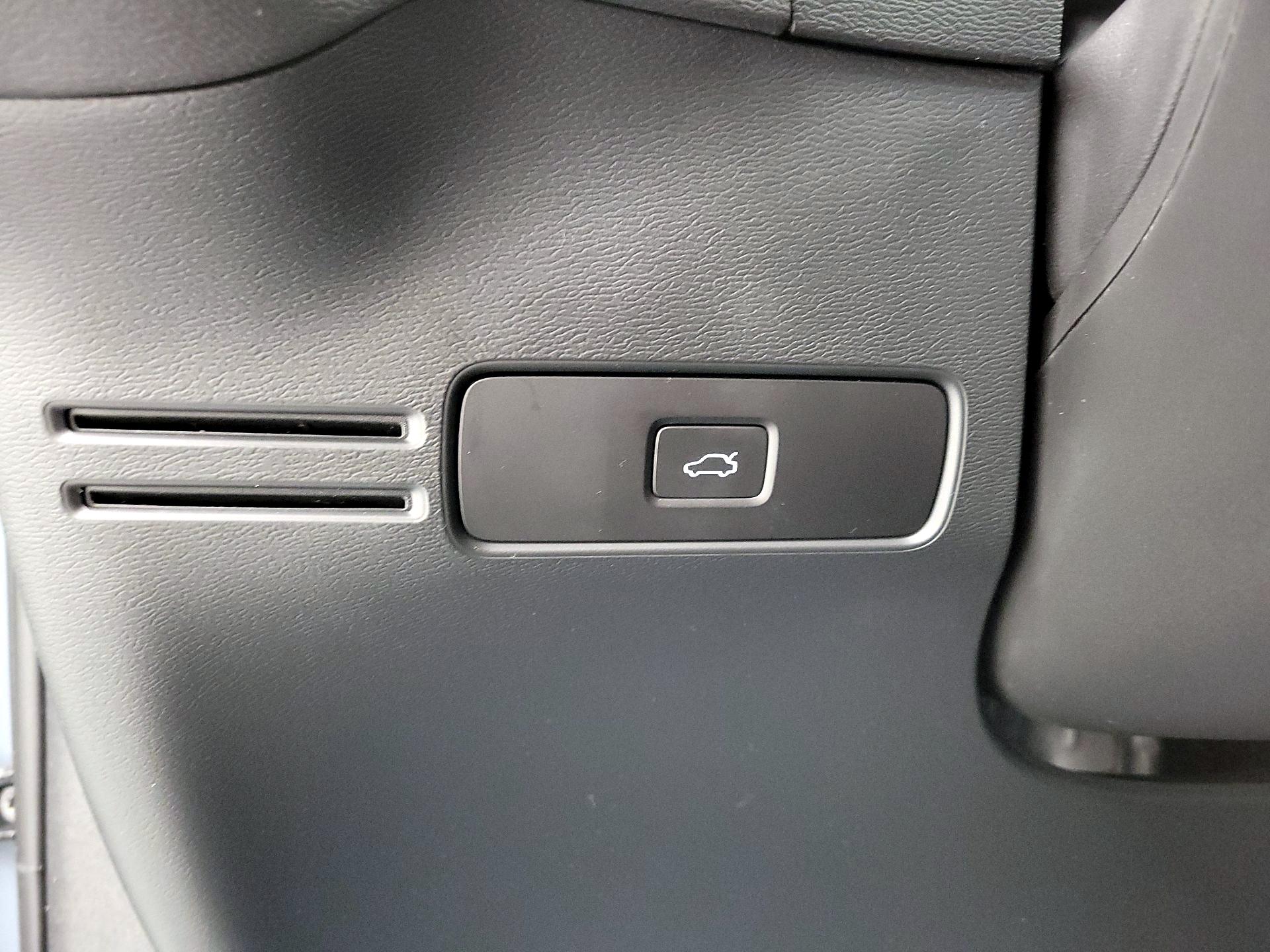 Thumbnail: 2023 Volvo C40 - 13