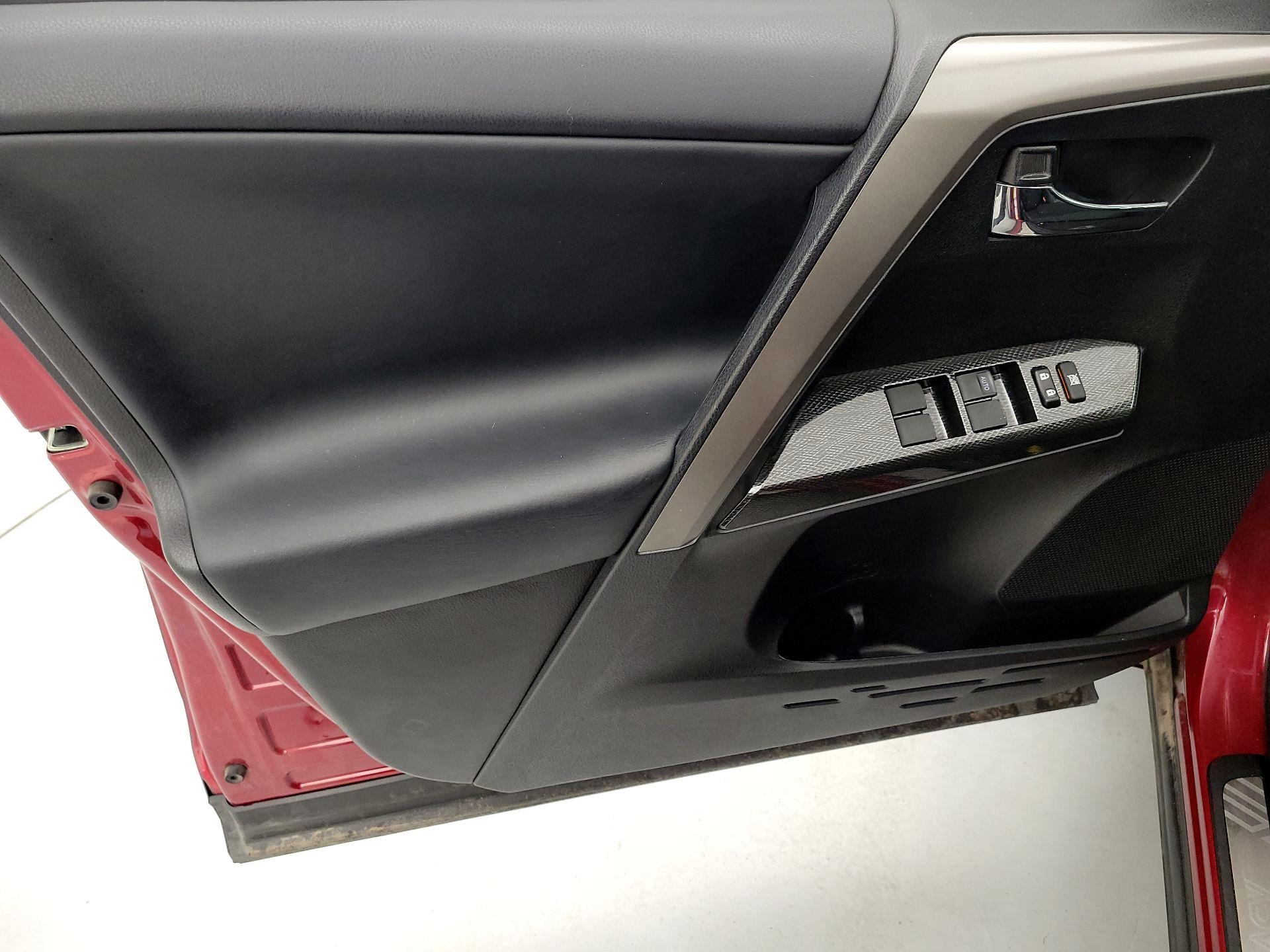 Thumbnail: 2018 Toyota RAV4 - 12