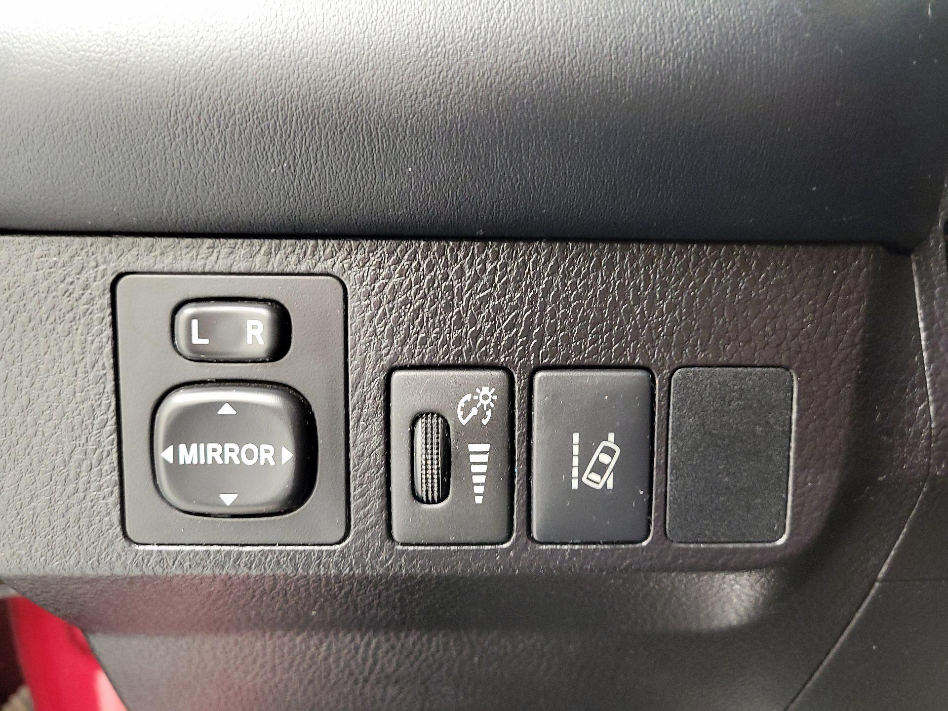 Thumbnail: 2018 Toyota RAV4 - 13