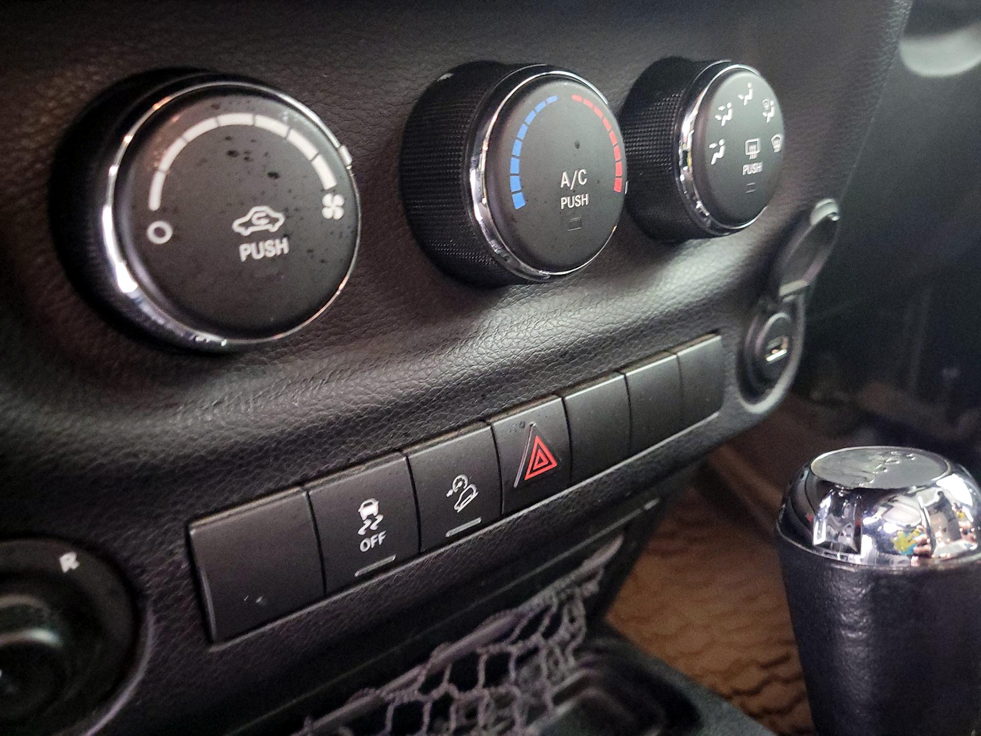 Thumbnail: 2017 Jeep Wrangler - 14