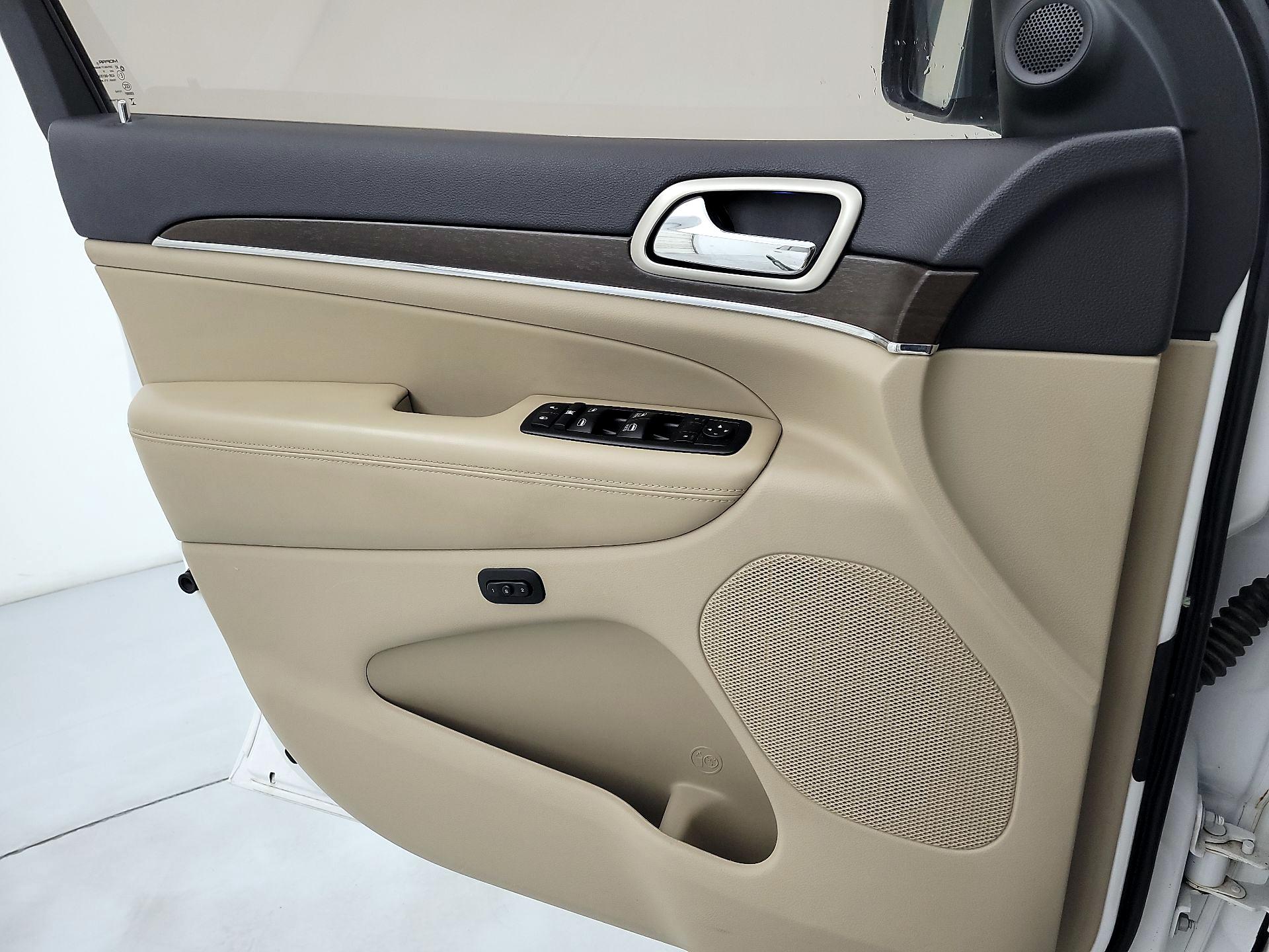 Thumbnail: 2015 Jeep Grand Cherokee - 12