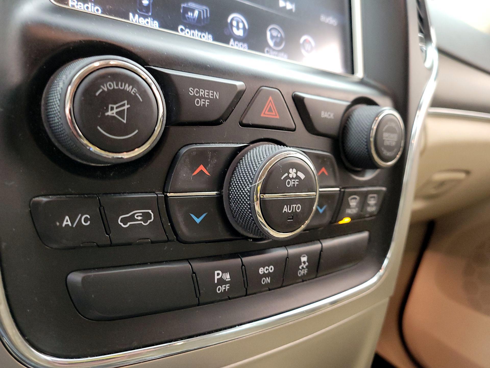 Thumbnail: 2015 Jeep Grand Cherokee - 17