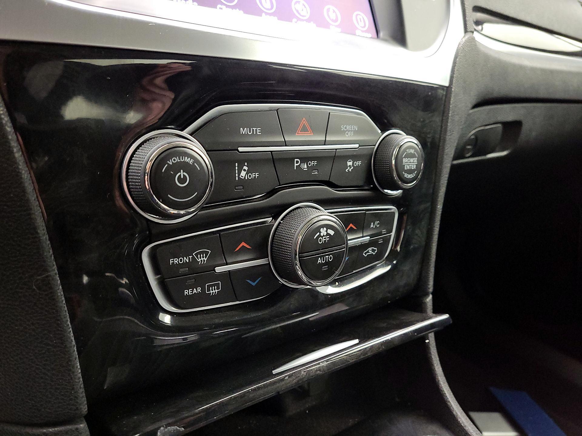 Thumbnail: 2018 Chrysler 300 - 17