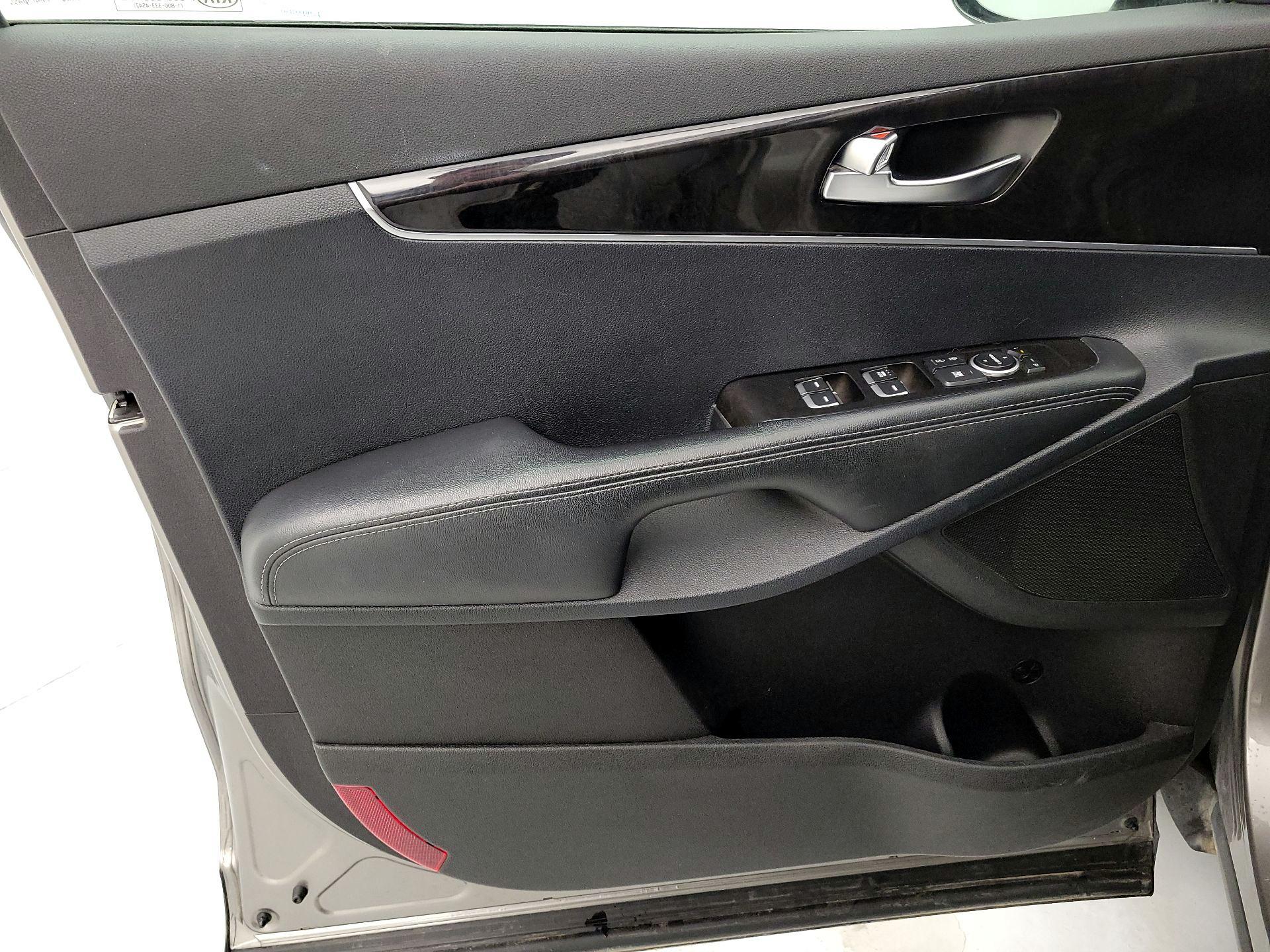 Thumbnail: 2016 Kia Sorento - 12