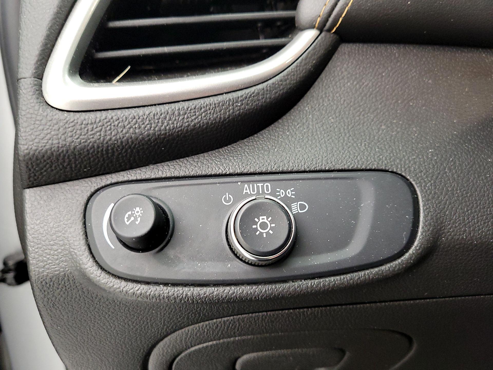 Thumbnail: 2018 Chevrolet Trax - 13