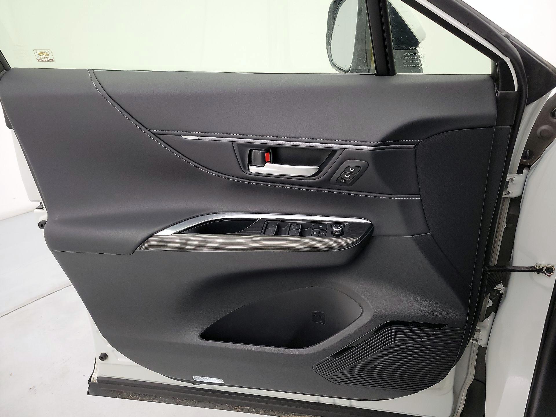 Thumbnail: 2021 Toyota Venza - 12