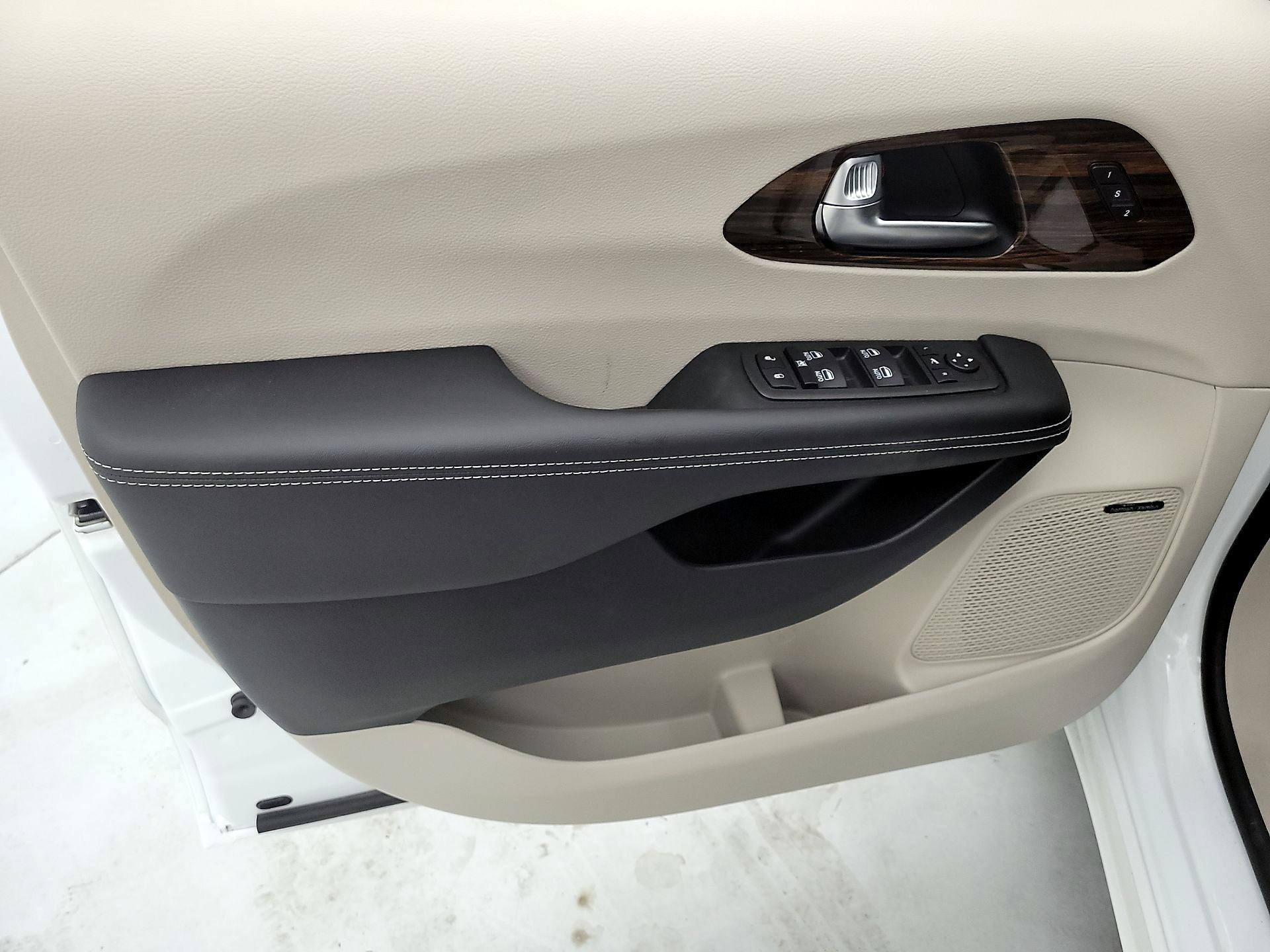 Thumbnail: 2023 Chrysler Pacifica - 12