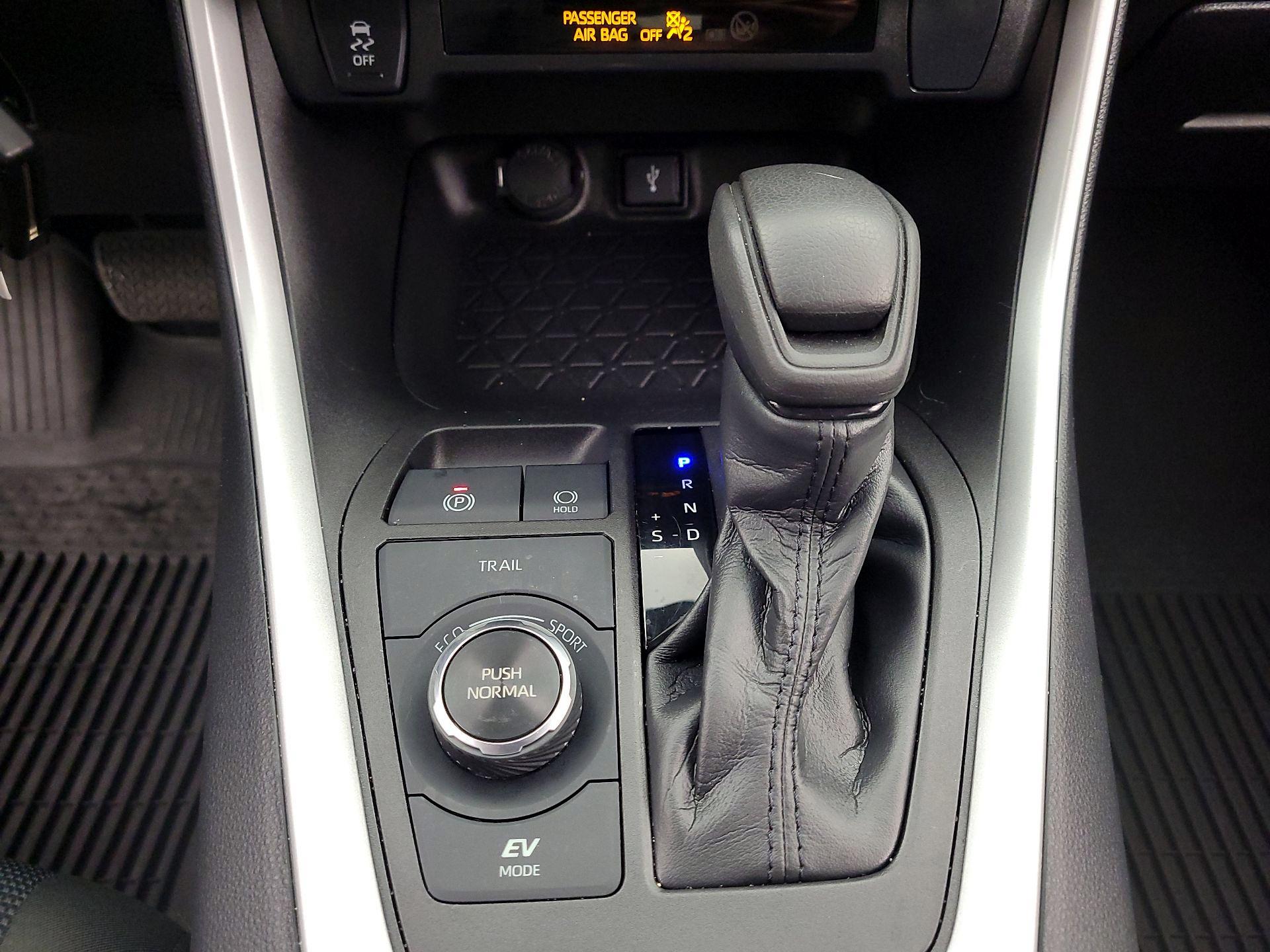 Thumbnail: 2022 Toyota RAV4 - 17