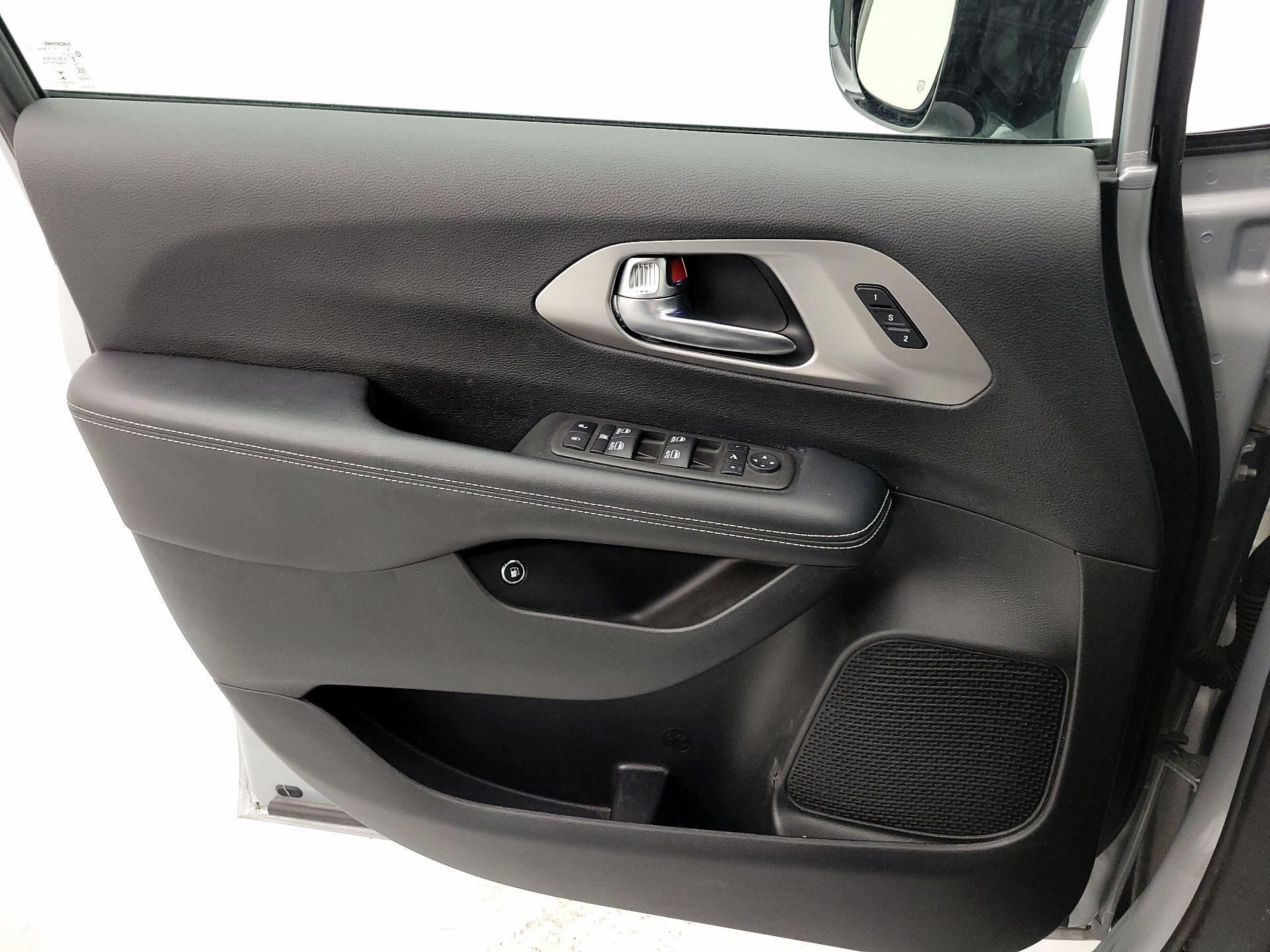 Thumbnail: 2023 Chrysler Pacifica - 12