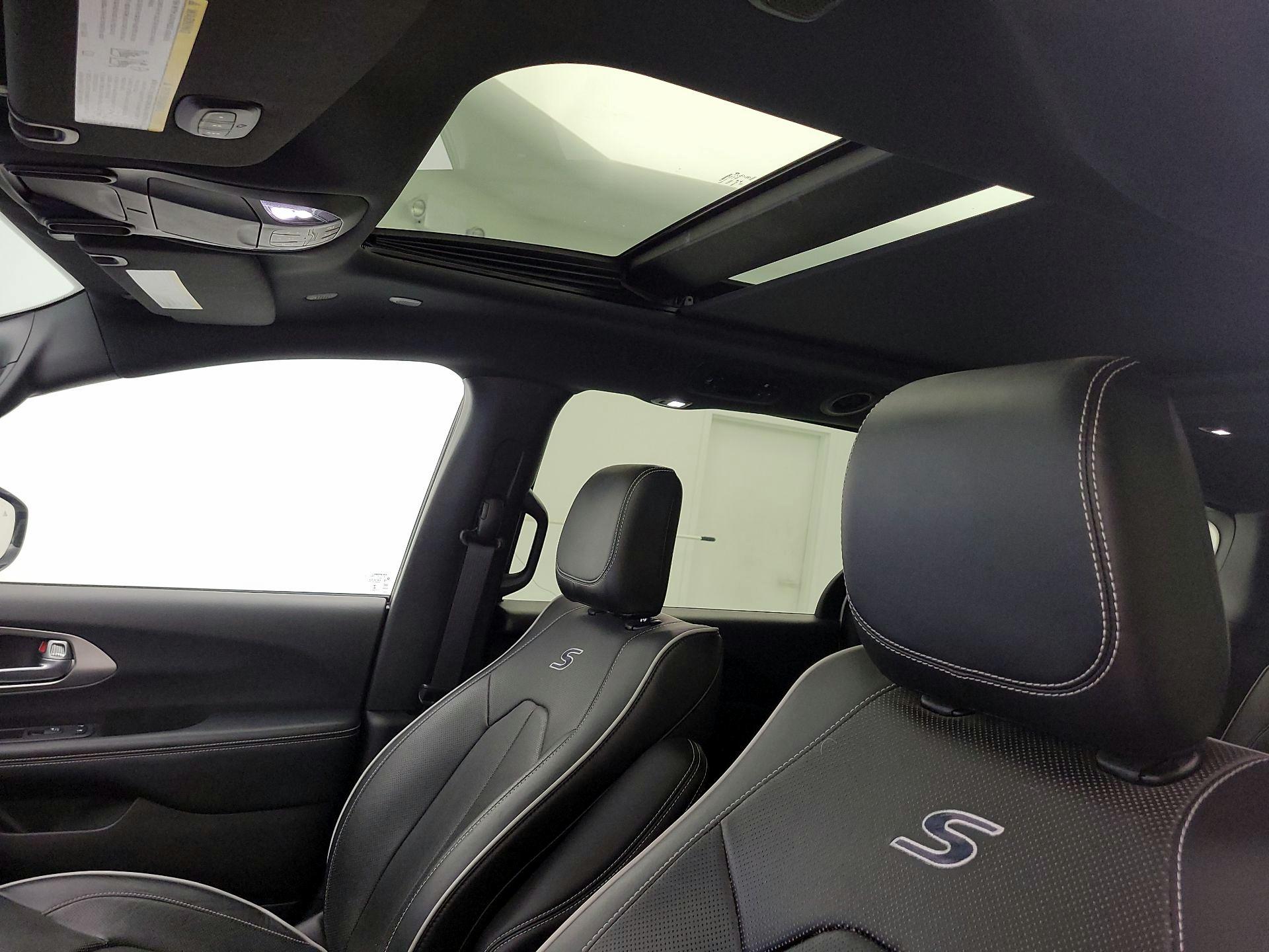 Thumbnail: 2023 Chrysler Pacifica - 20