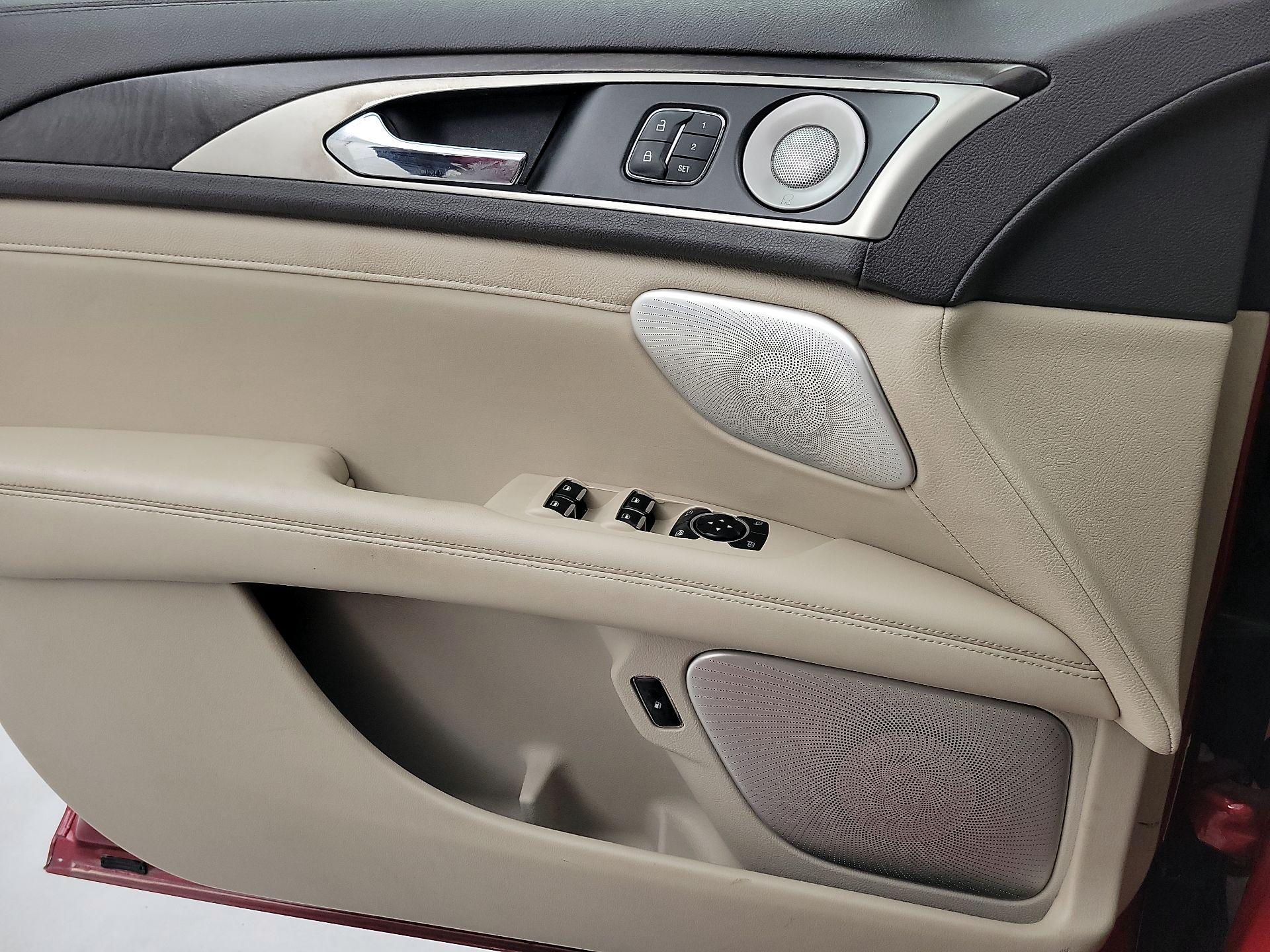 Thumbnail: 2020 Lincoln MKZ - 12