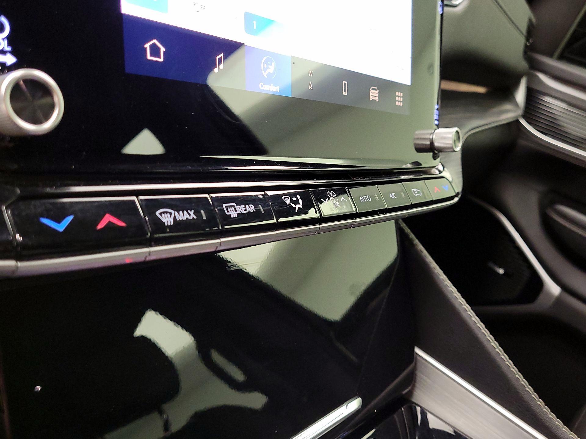 Thumbnail: 2023 Jeep Wagoneer - 17