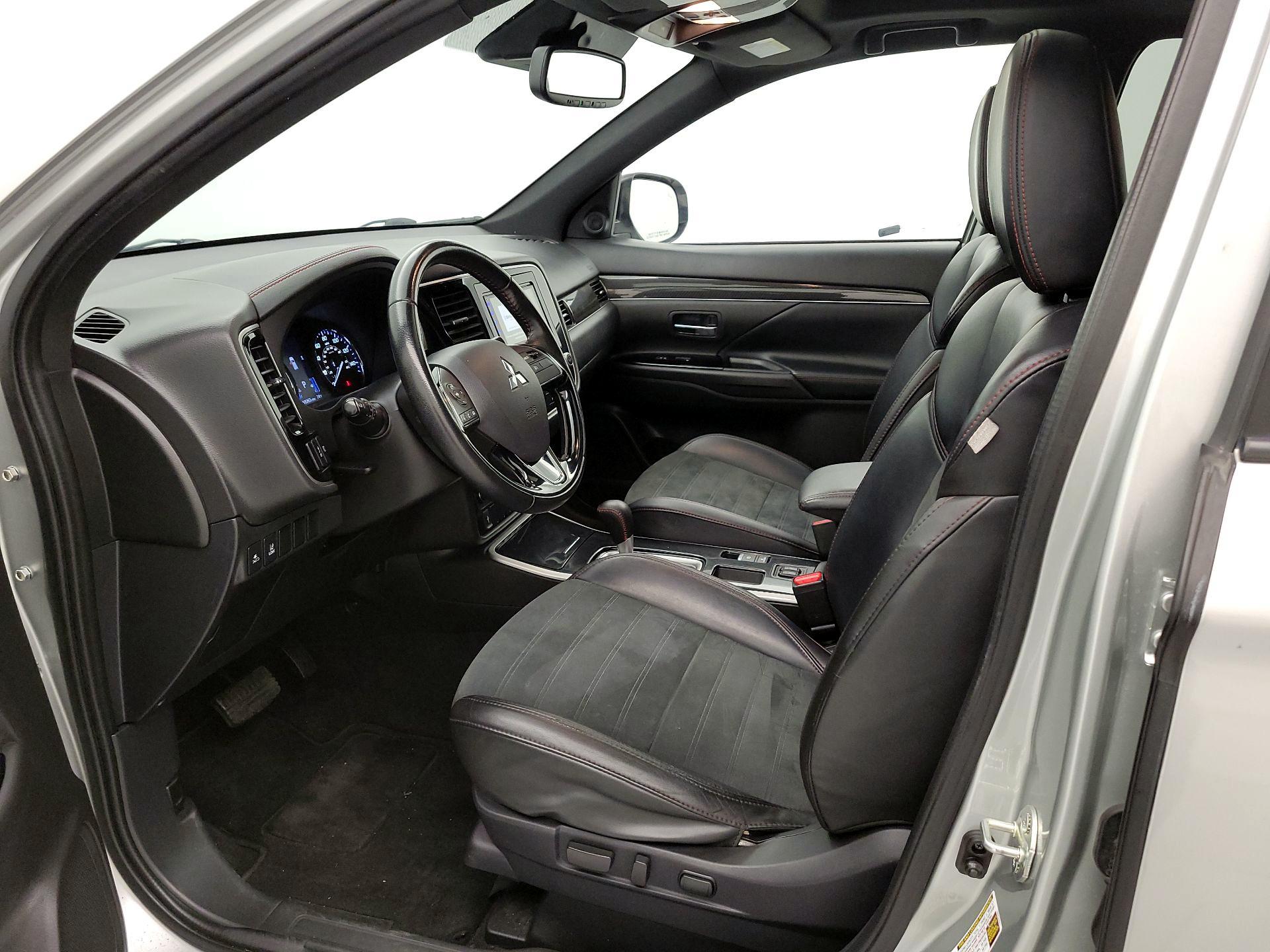 Thumbnail: 2020 Mitsubishi Outlander - 11