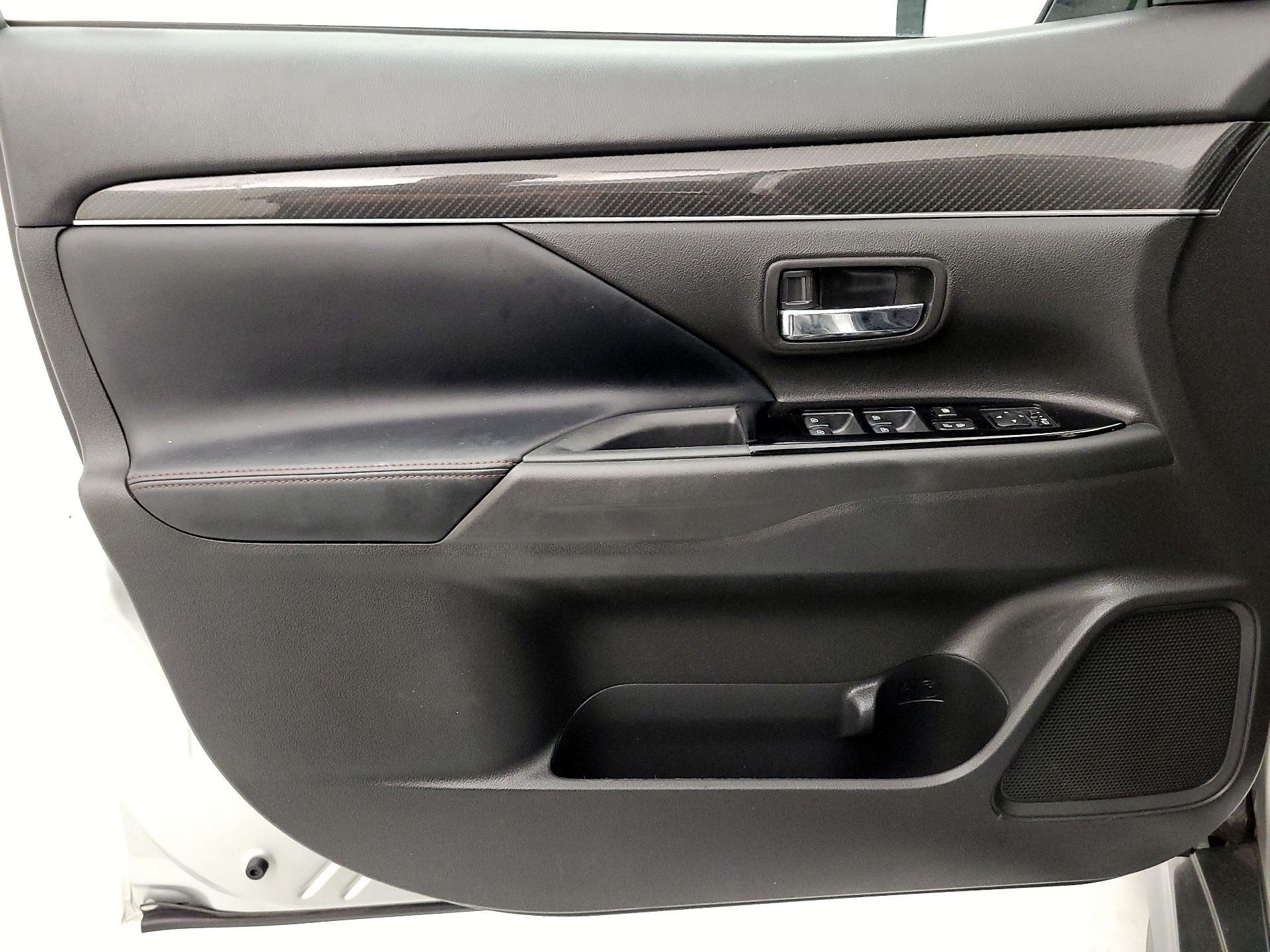 Thumbnail: 2020 Mitsubishi Outlander - 12