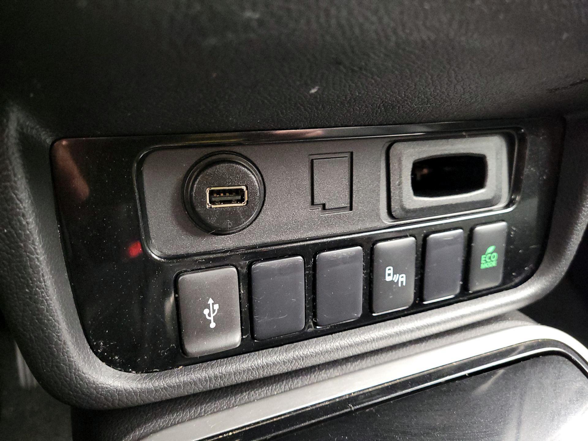 Thumbnail: 2020 Mitsubishi Outlander - 18