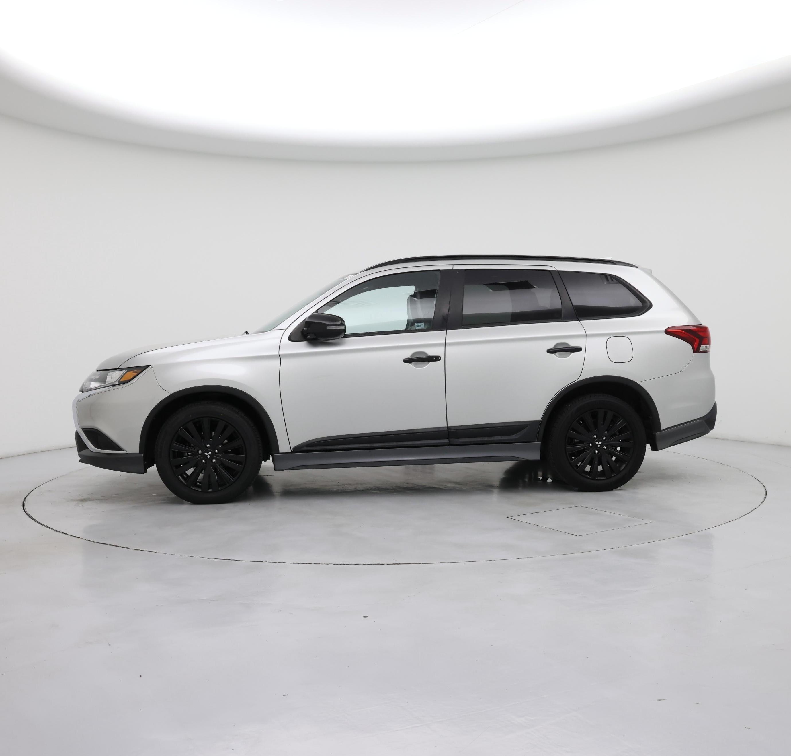 Thumbnail: 2020 Mitsubishi Outlander - 3