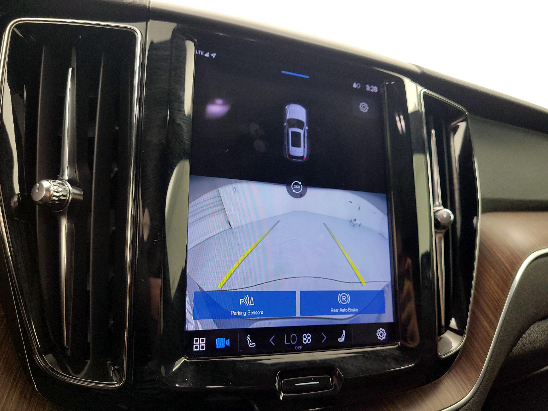 Thumbnail: 2022 Volvo XC60 - 15