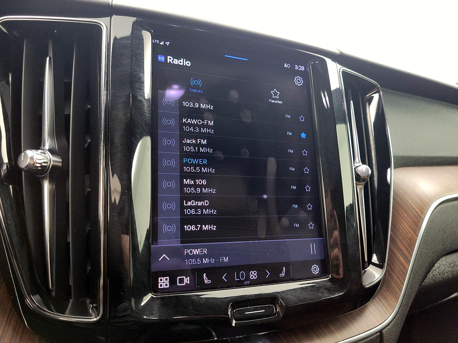 Thumbnail: 2022 Volvo XC60 - 16