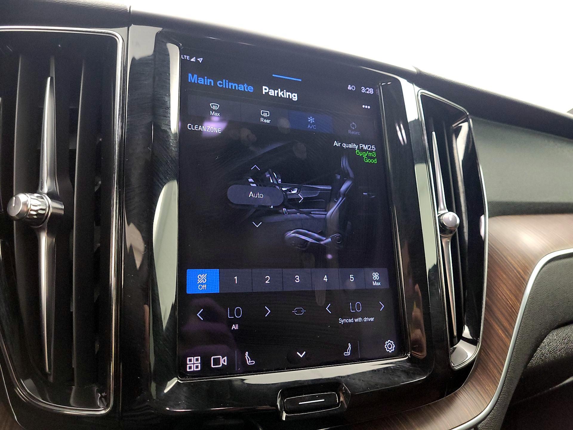 Thumbnail: 2022 Volvo XC60 - 17