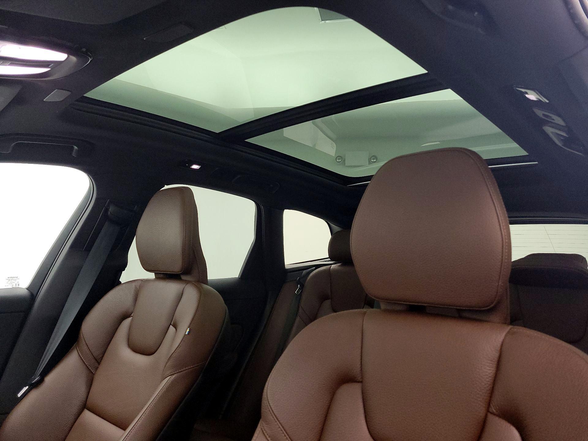 Thumbnail: 2022 Volvo XC60 - 20