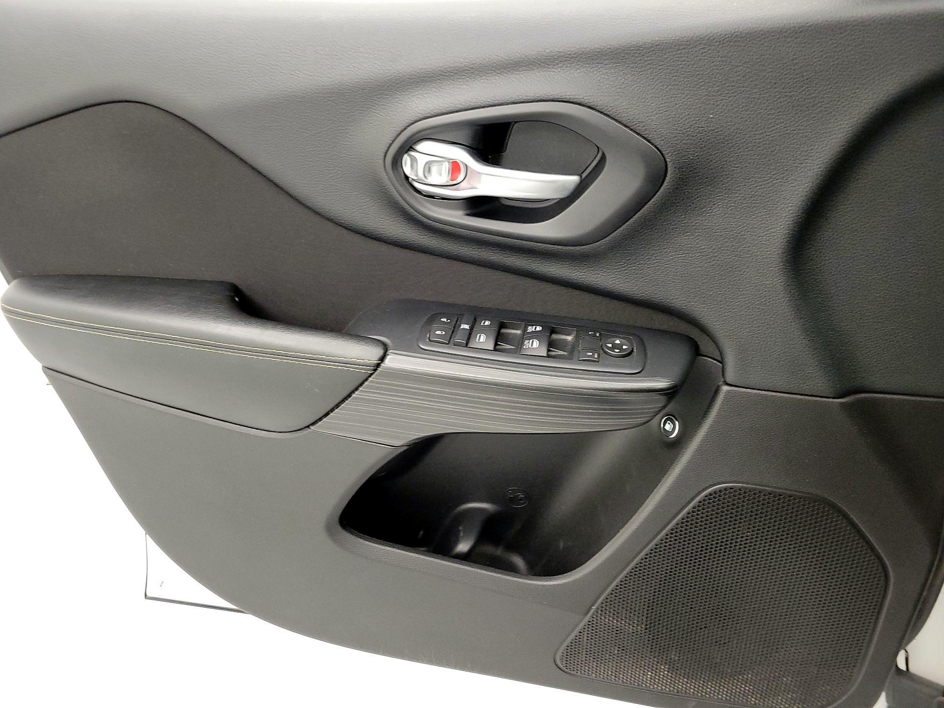 Thumbnail: 2015 Jeep Cherokee - 12