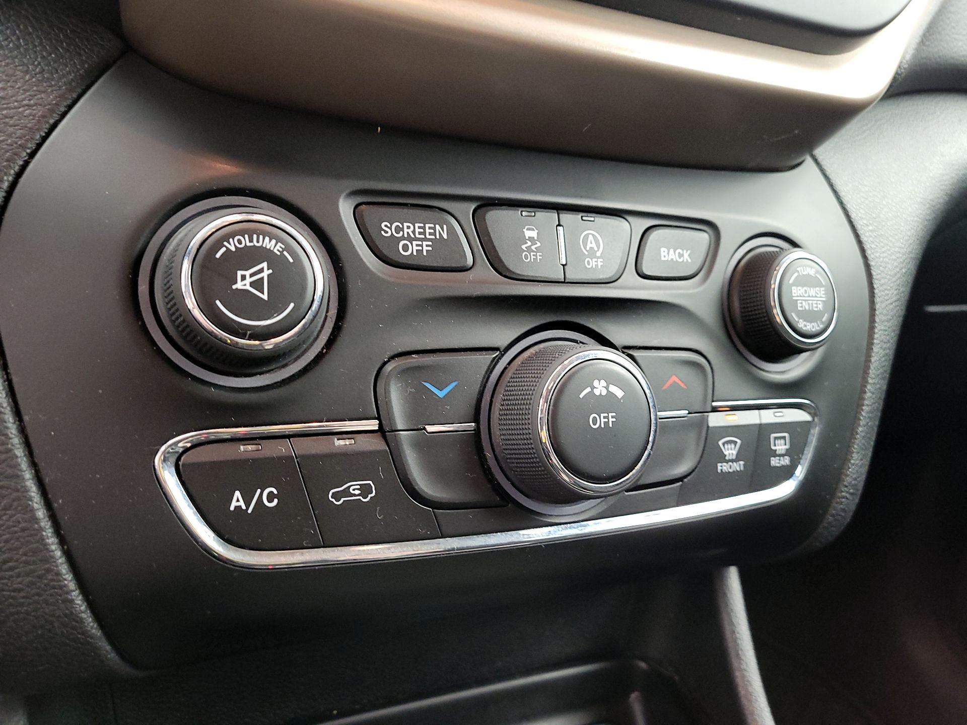 Thumbnail: 2015 Jeep Cherokee - 16