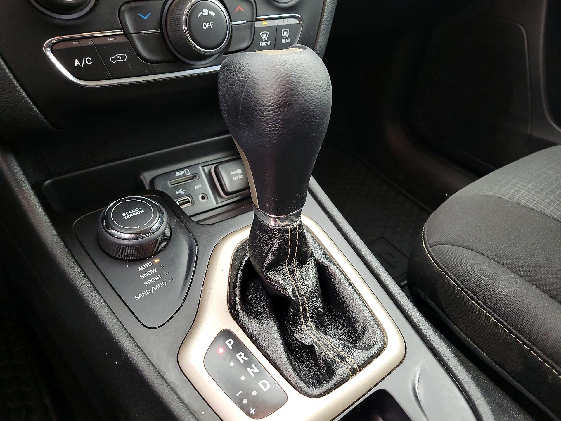 Thumbnail: 2015 Jeep Cherokee - 17