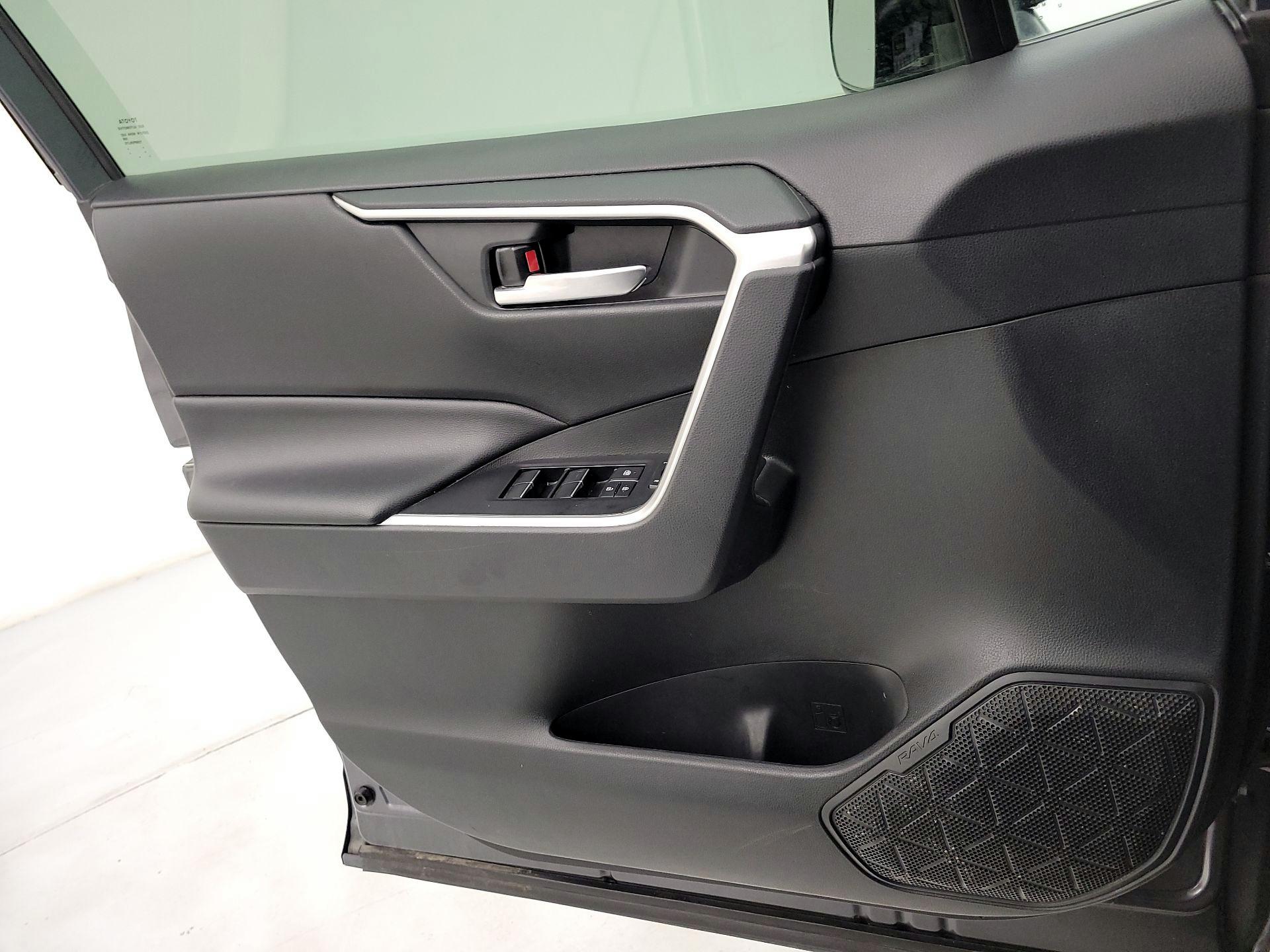 Thumbnail: 2019 Toyota RAV4 - 12