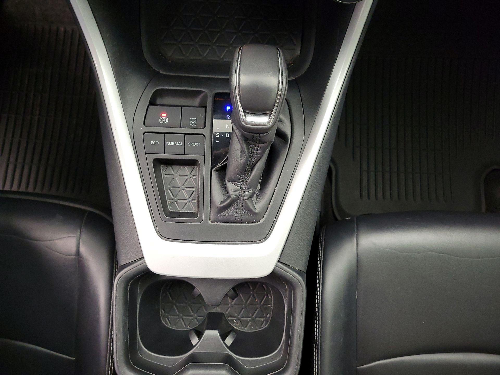 Thumbnail: 2019 Toyota RAV4 - 17