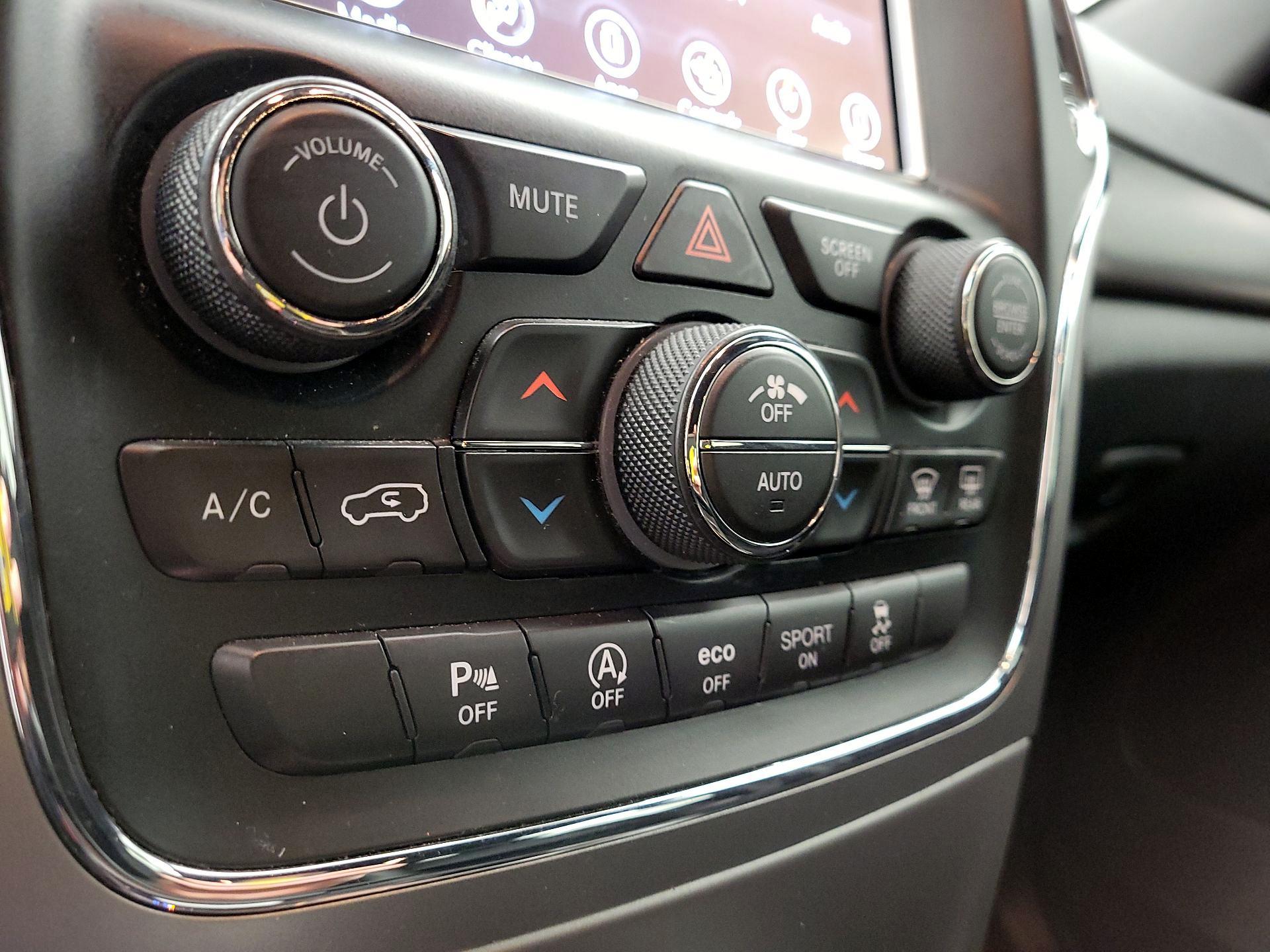 Thumbnail: 2018 Jeep Grand Cherokee - 17