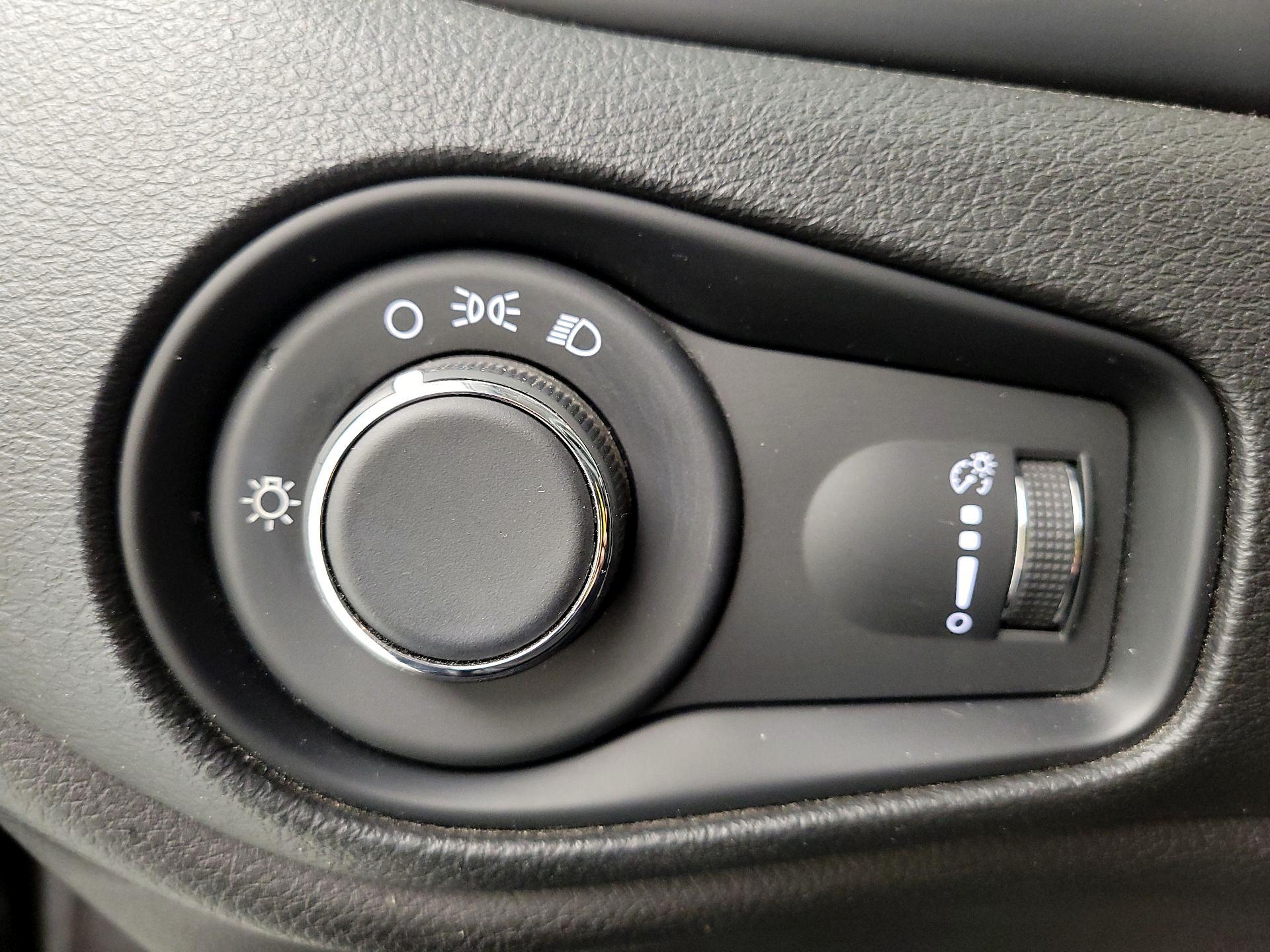 Thumbnail: 2018 Jeep Renegade - 13