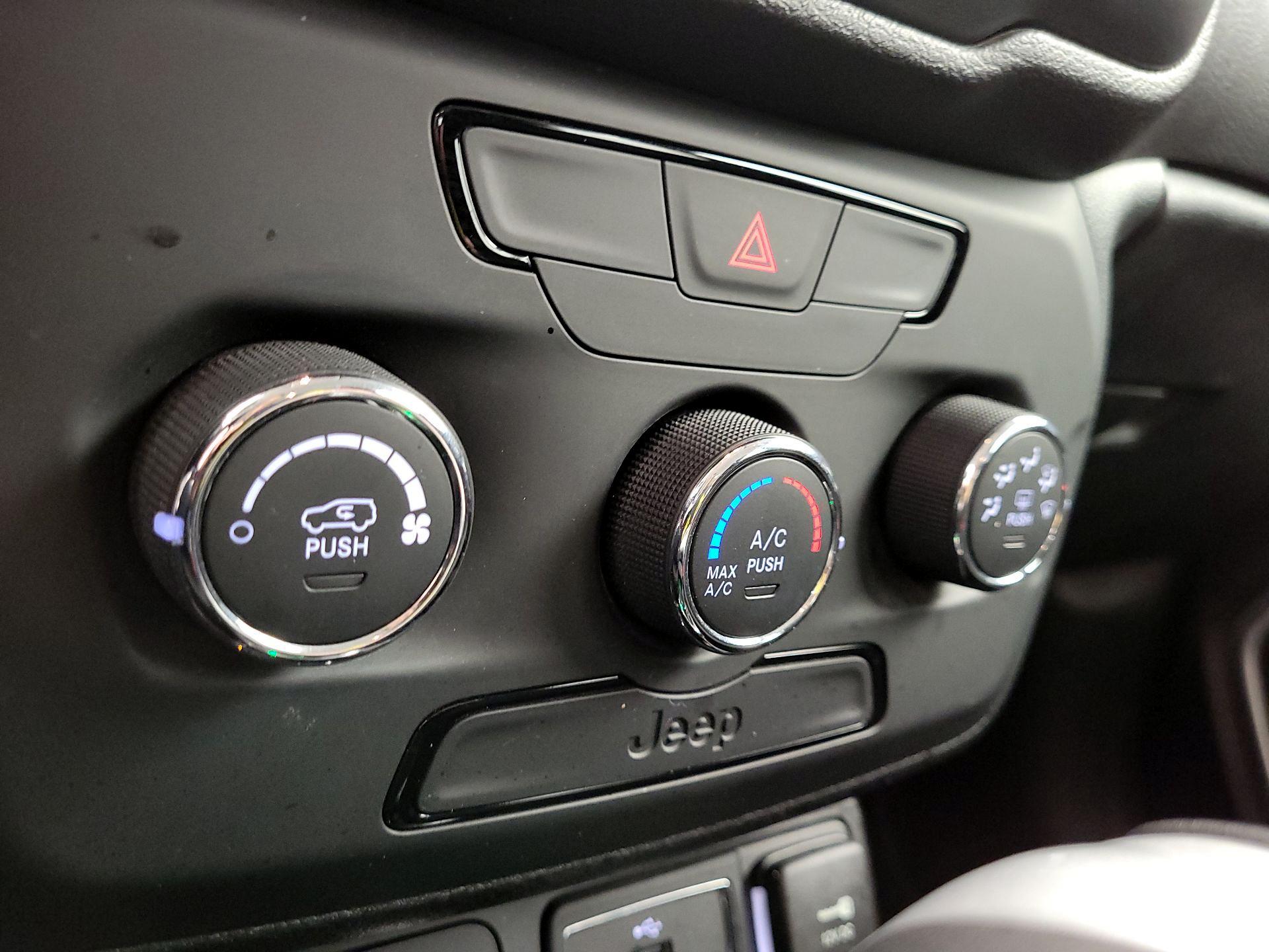 Thumbnail: 2018 Jeep Renegade - 16