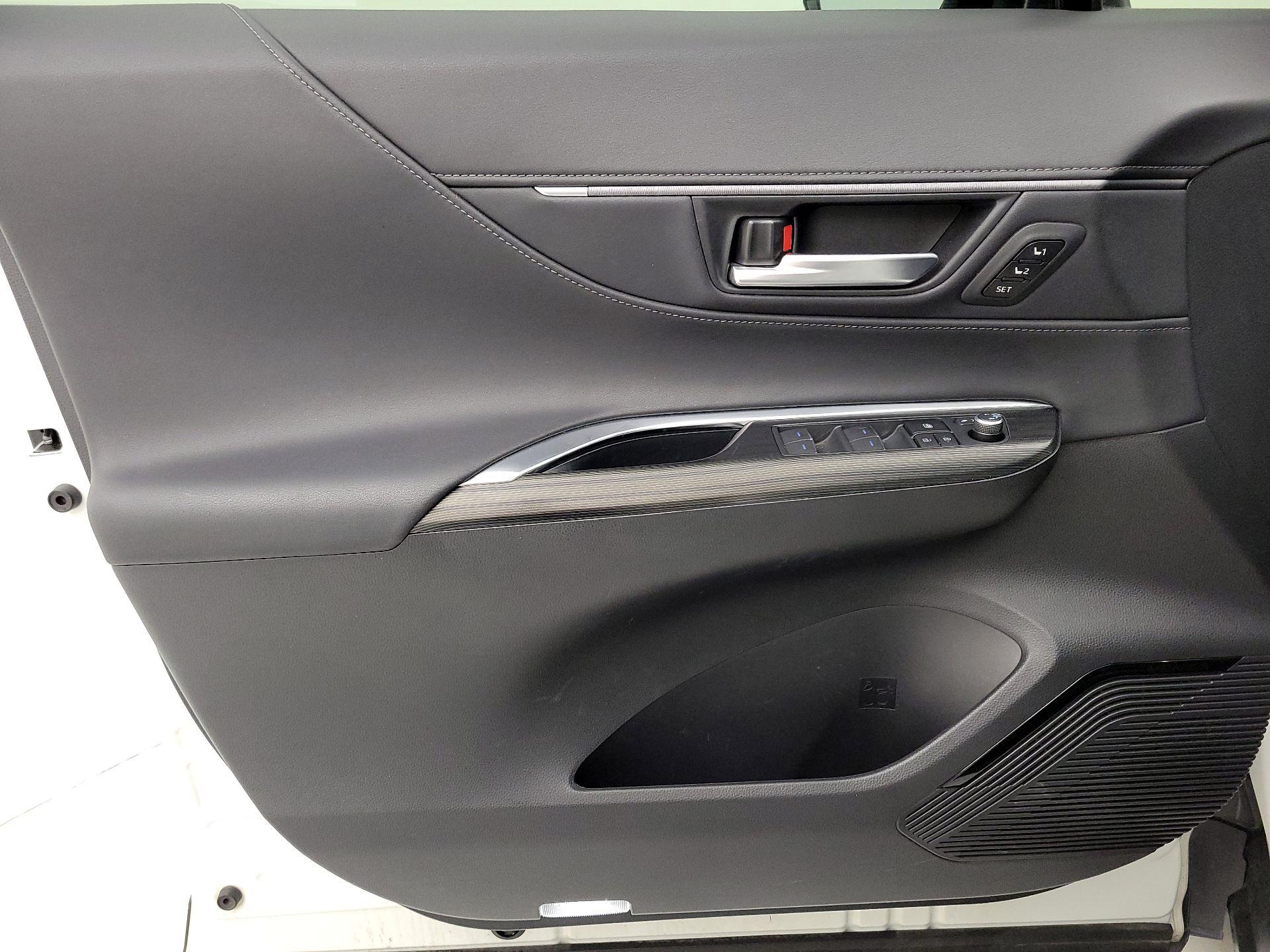 Thumbnail: 2021 Toyota Venza - 12